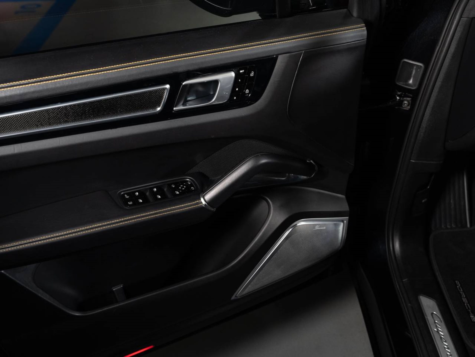 PORSCHE Cayenne Turbo S E-Hybrid-image-16