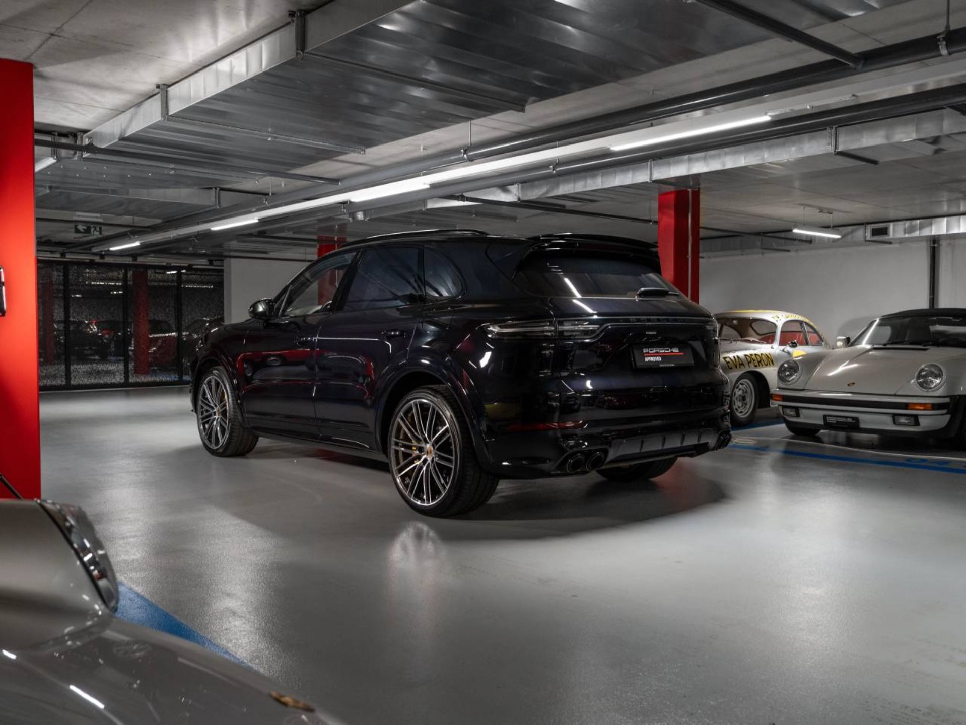 PORSCHE Cayenne Turbo S E-Hybrid-showroom-element-2