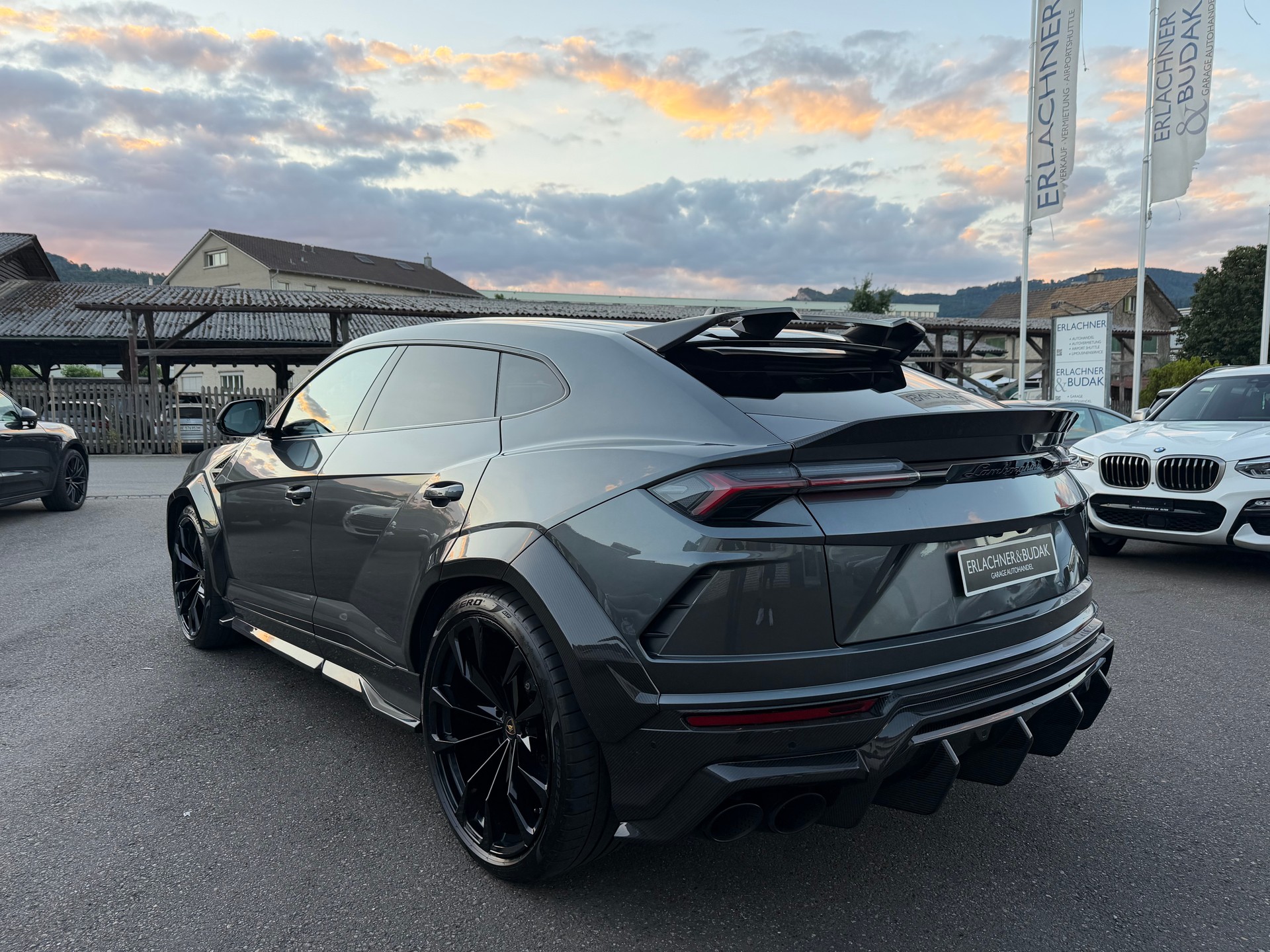 LAMBORGHINI Urus E-Gear-showroom-element-2