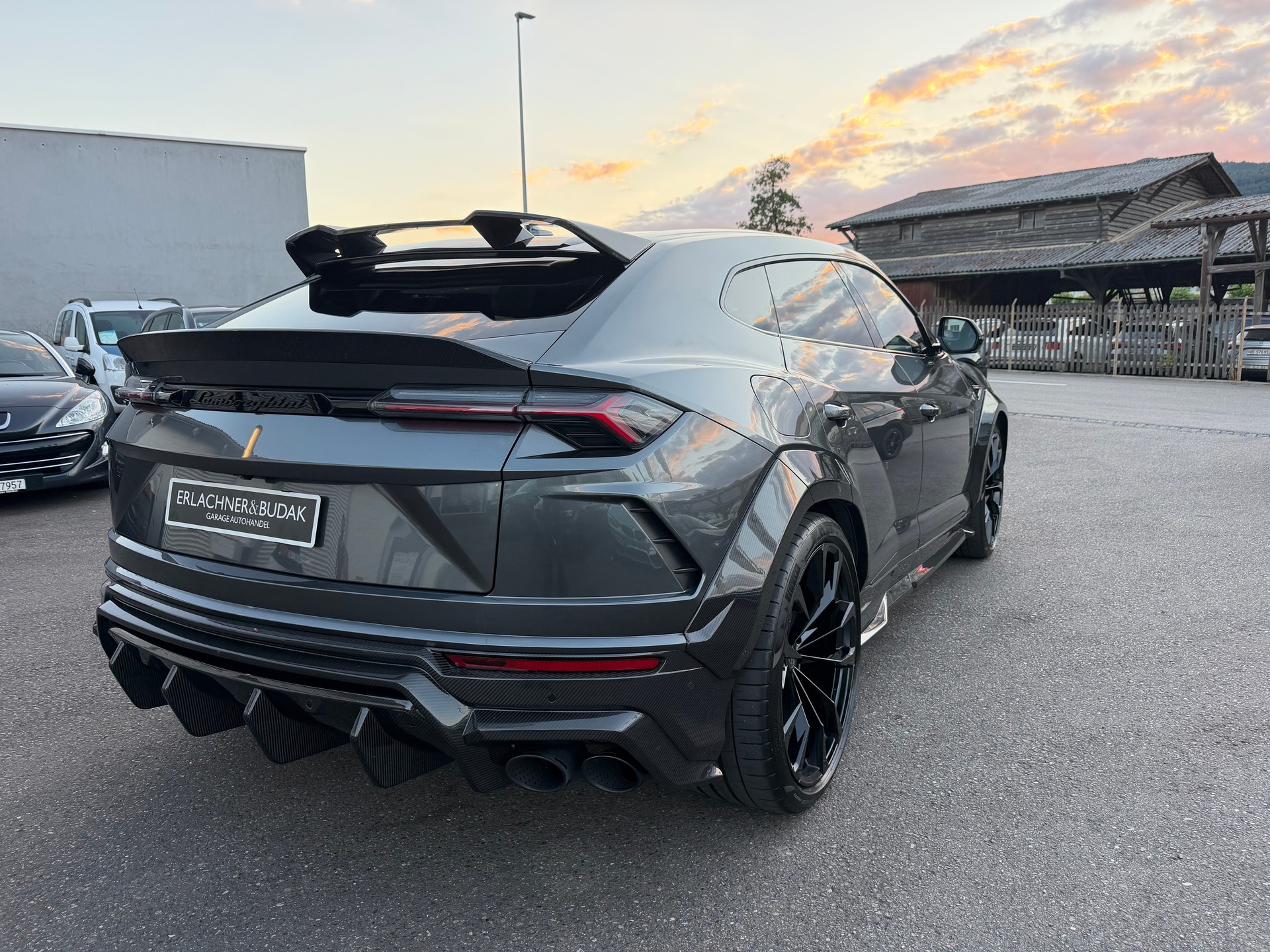 LAMBORGHINI Urus E-Gear-showroom-element-3