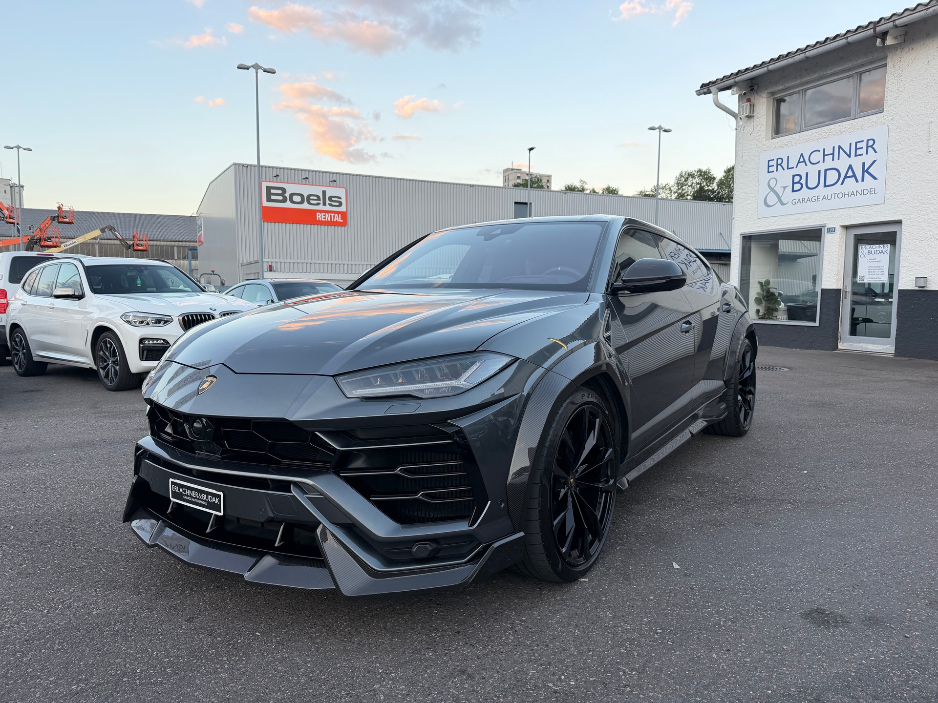 LAMBORGHINI Urus E-Gear-showroom-element-1