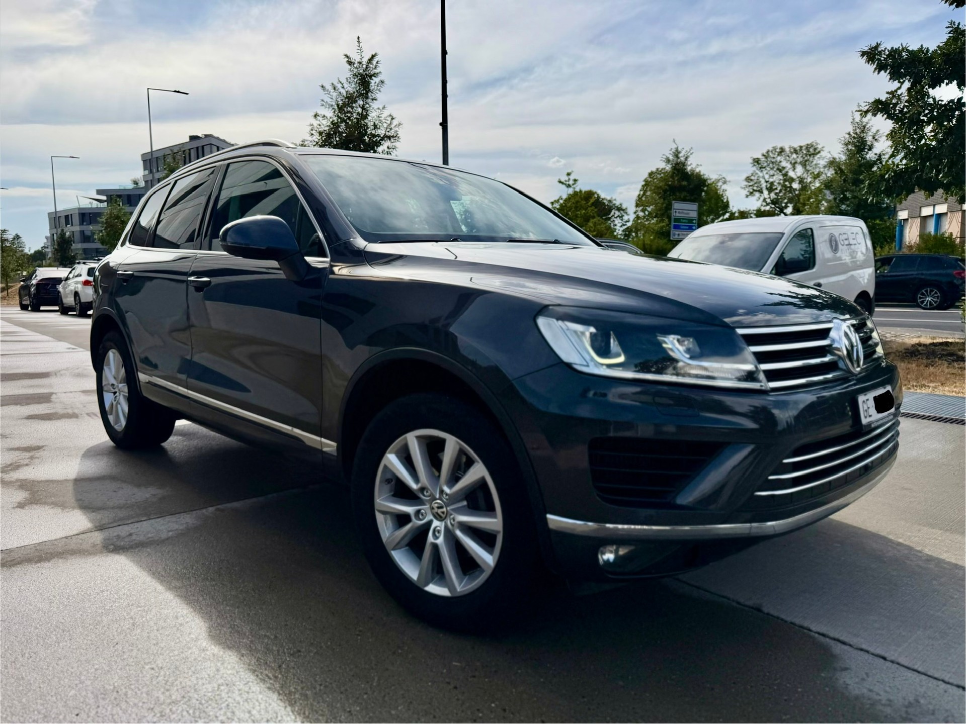 VW Touareg 3.0 TDI BlueMotion Technology Tiptronic-image-1