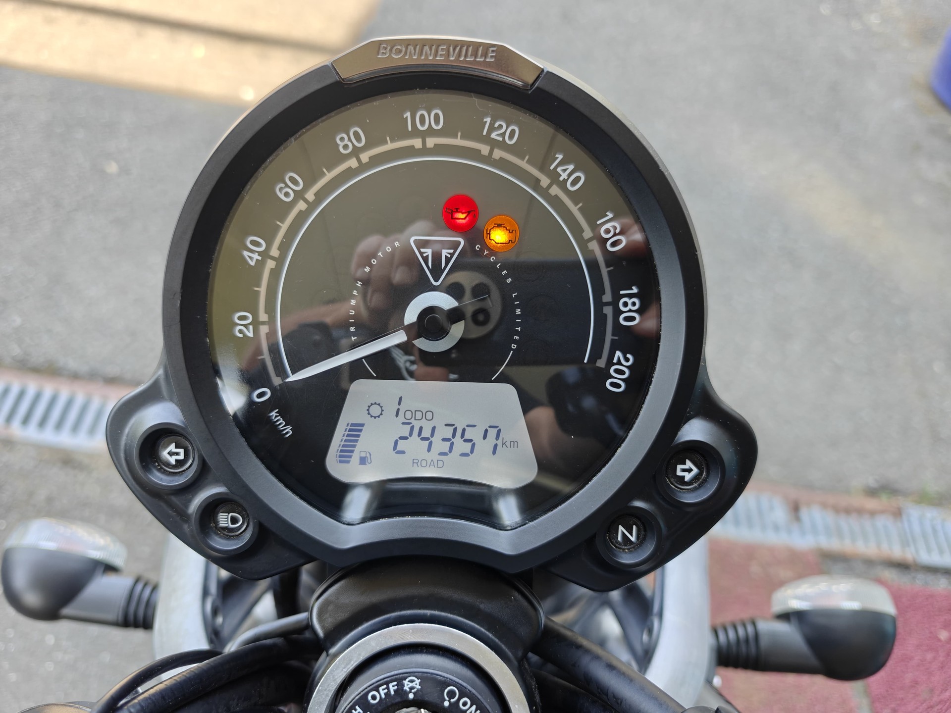 TRIUMPH Street Twin 900 Special Edition-image-6