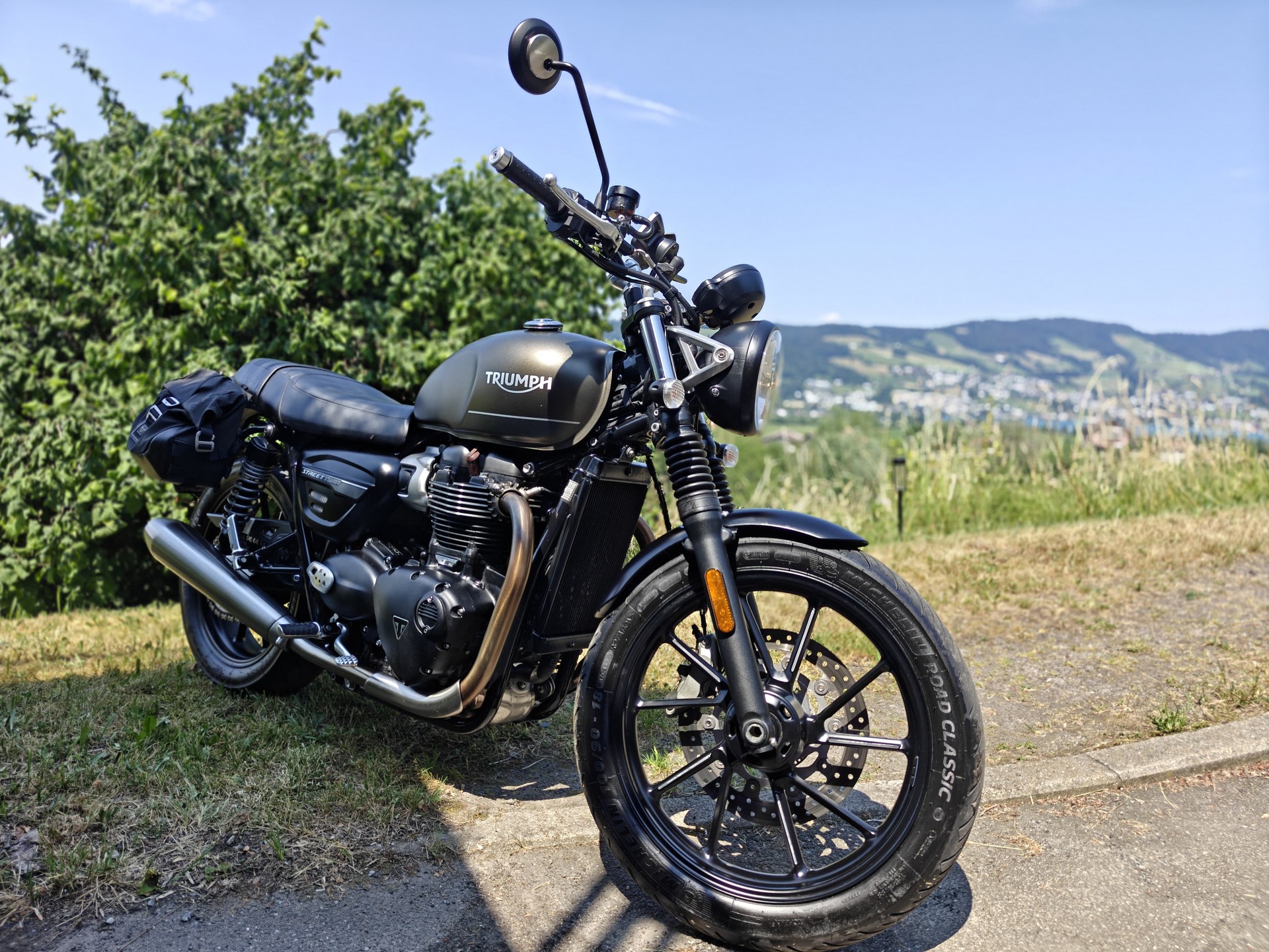 TRIUMPH Street Twin 900 Special Edition-image-1