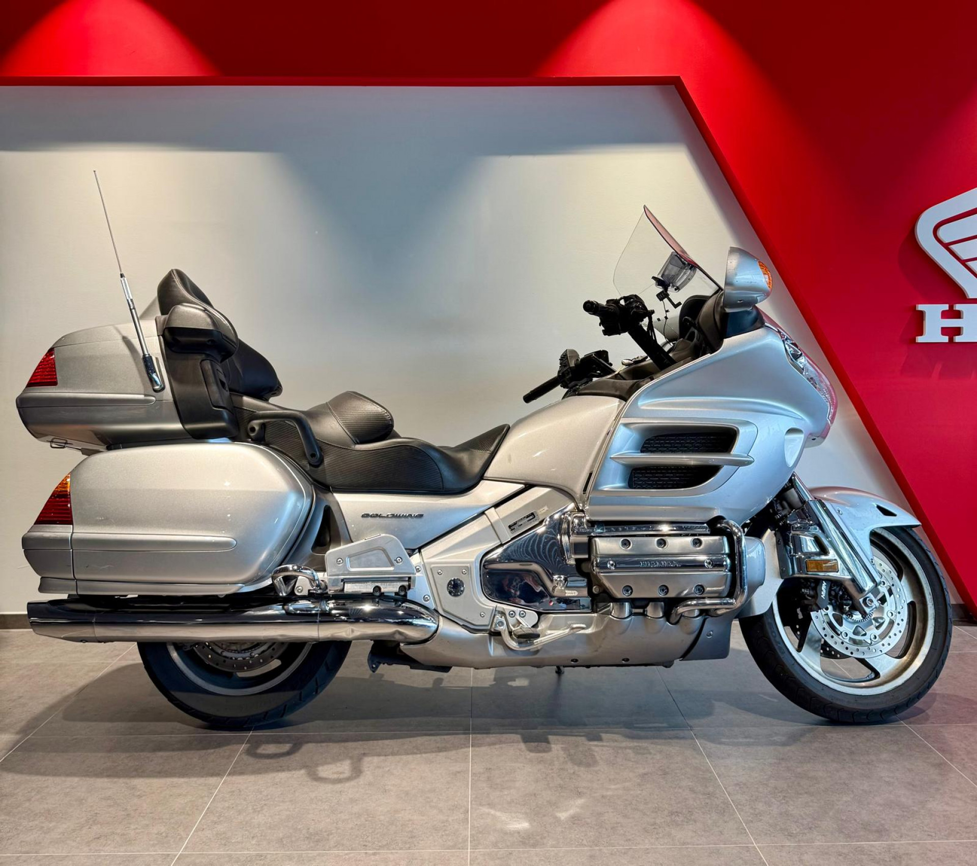 HONDA GL 1800 Gold Wing-image-1
