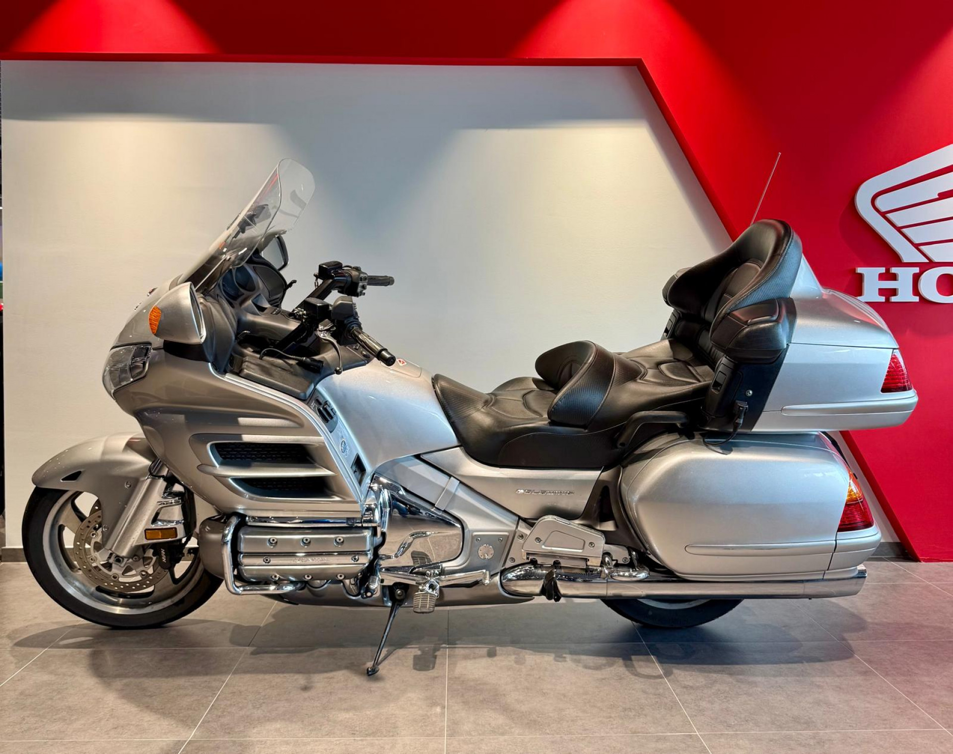 HONDA GL 1800 Gold Wing-image-2