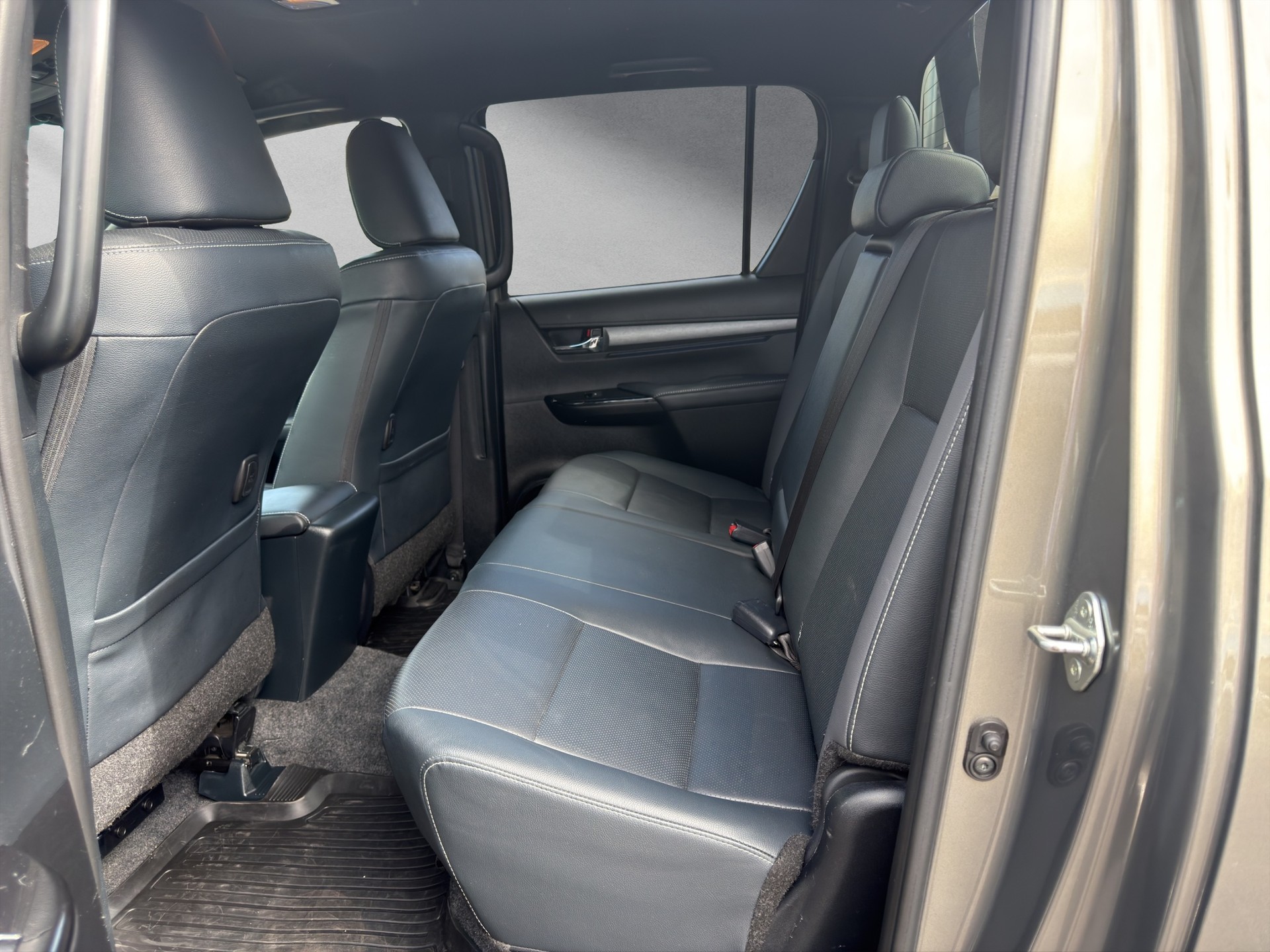 TOYOTA Hilux Double Cab.-Pick-up 2.8 D-4D 204 Invincible-image-9