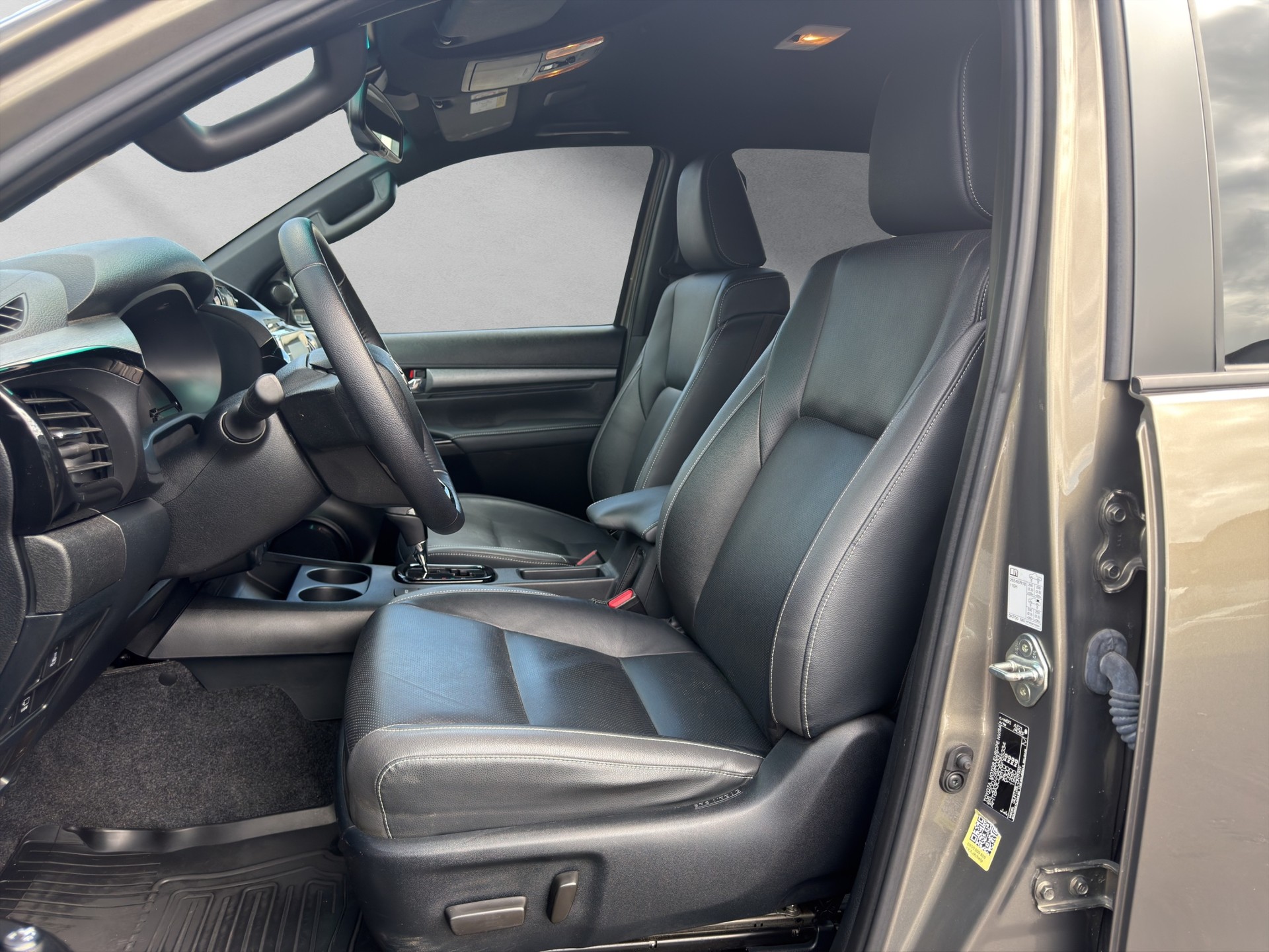 TOYOTA Hilux Double Cab.-Pick-up 2.8 D-4D 204 Invincible-image-8