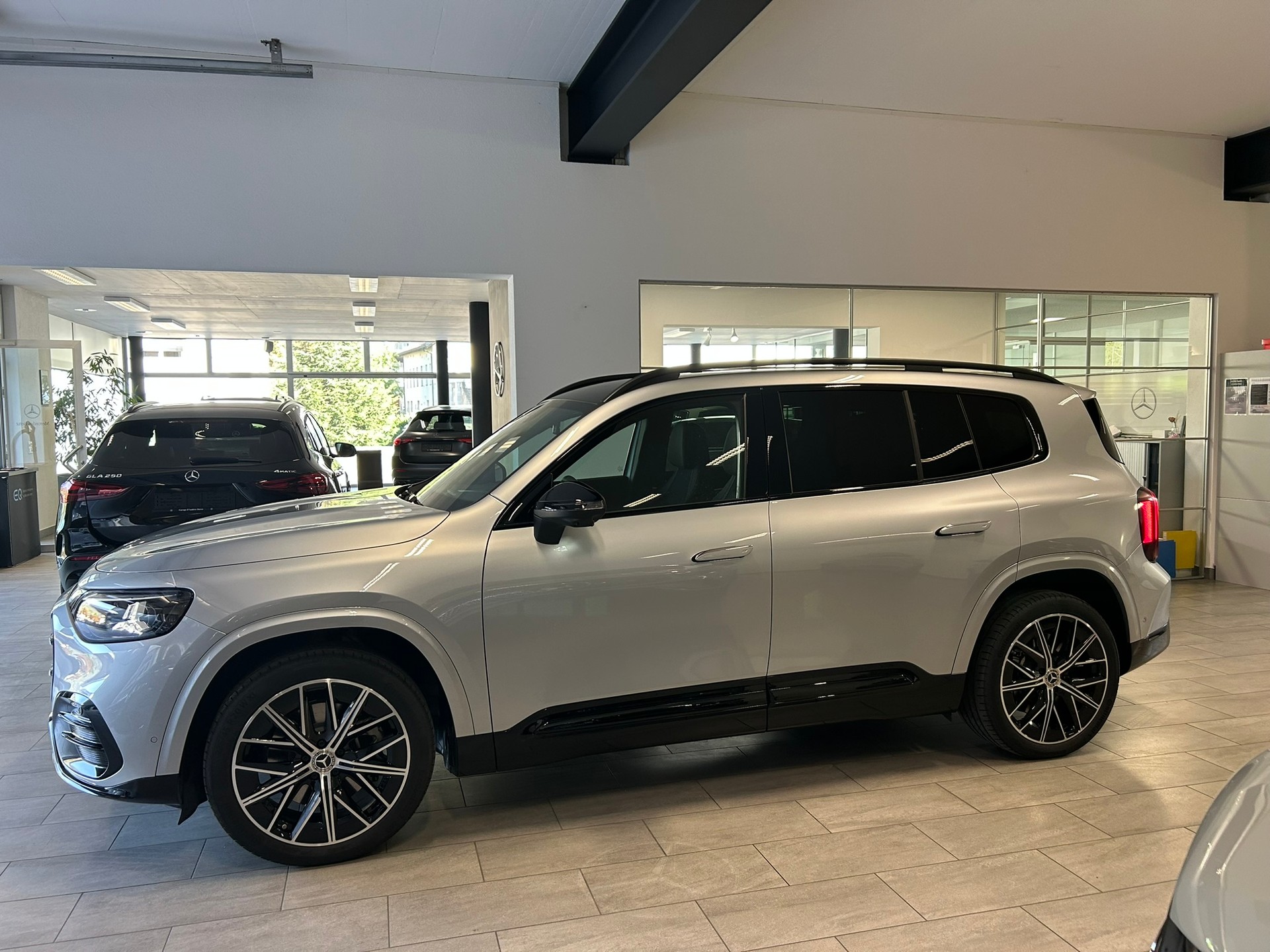 MERCEDES-BENZ GLB 350 85kWh EQ AMG Line 4Matic-showroom-element-3