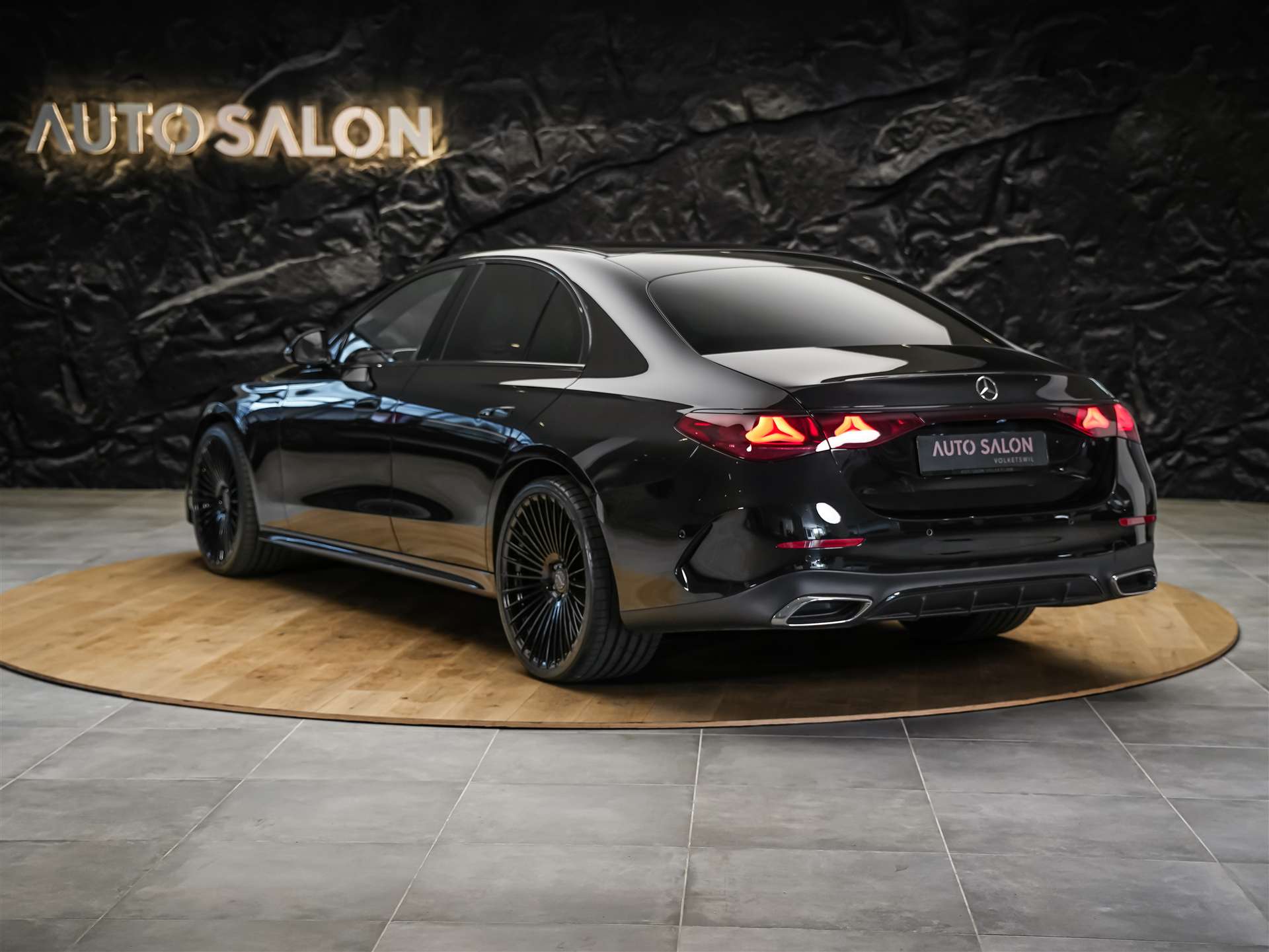 MERCEDES-BENZ E 220 d AMG Line 4Matic 9G-Tronic *21" Felgen*Werksgarantie*Superscreen*-showroom-element-3