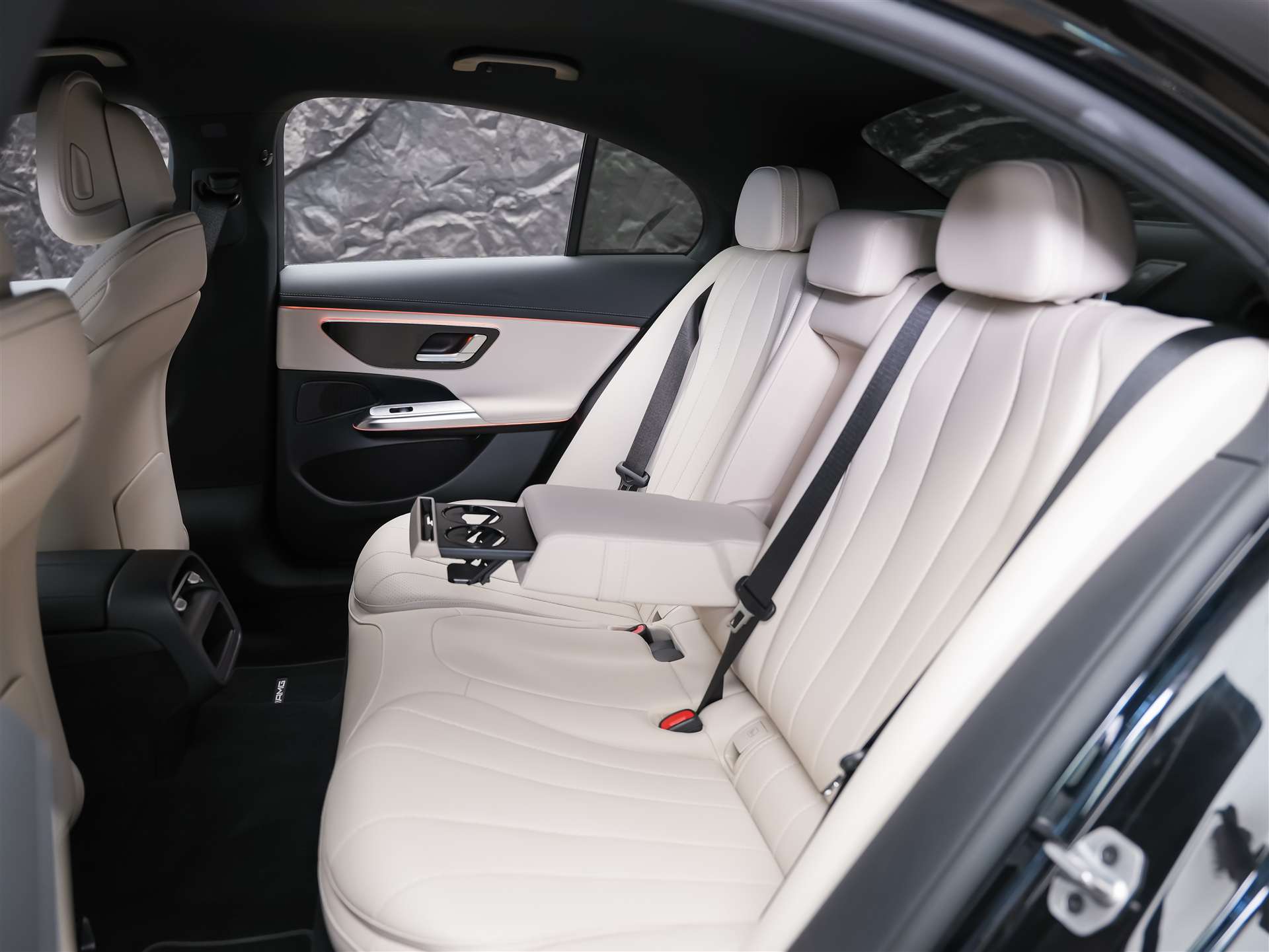 MERCEDES-BENZ E 220 d AMG Line 4Matic 9G-Tronic *21" Felgen*Werksgarantie*Superscreen*-image-13