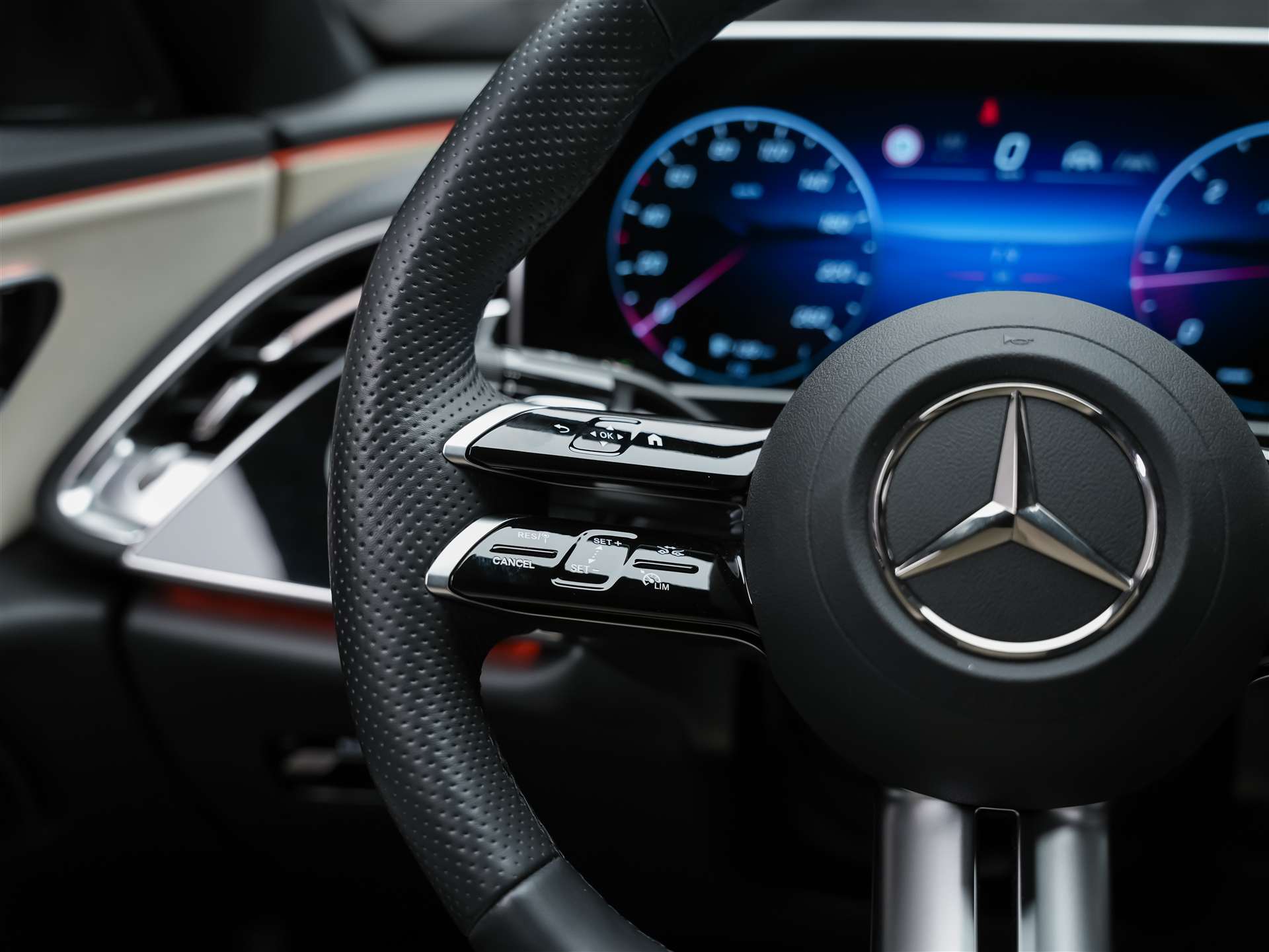MERCEDES-BENZ E 220 d AMG Line 4Matic 9G-Tronic *21" Felgen*Werksgarantie*Superscreen*-image-28