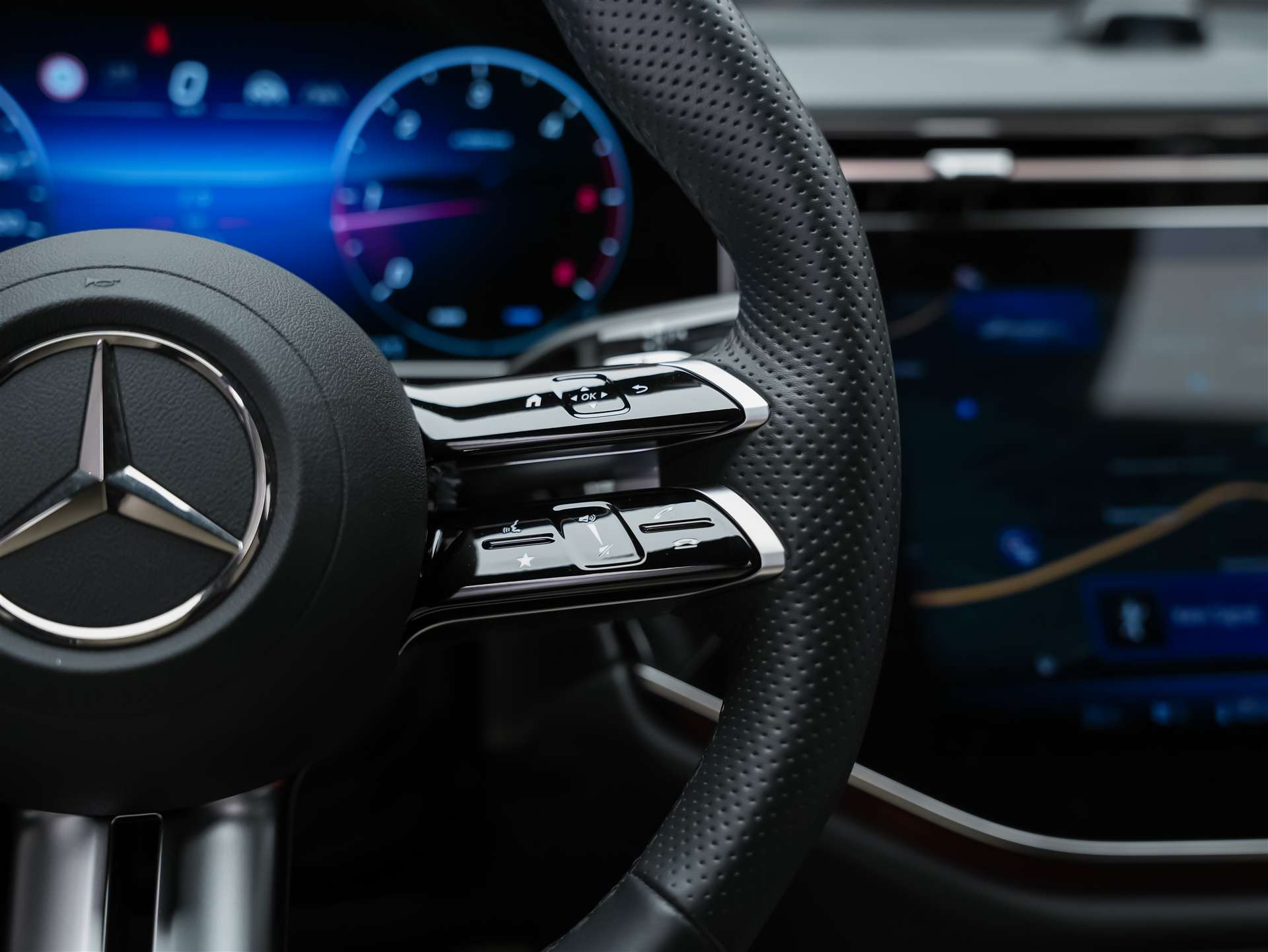 MERCEDES-BENZ E 220 d AMG Line 4Matic 9G-Tronic *21" Felgen*Werksgarantie*Superscreen*-image-29