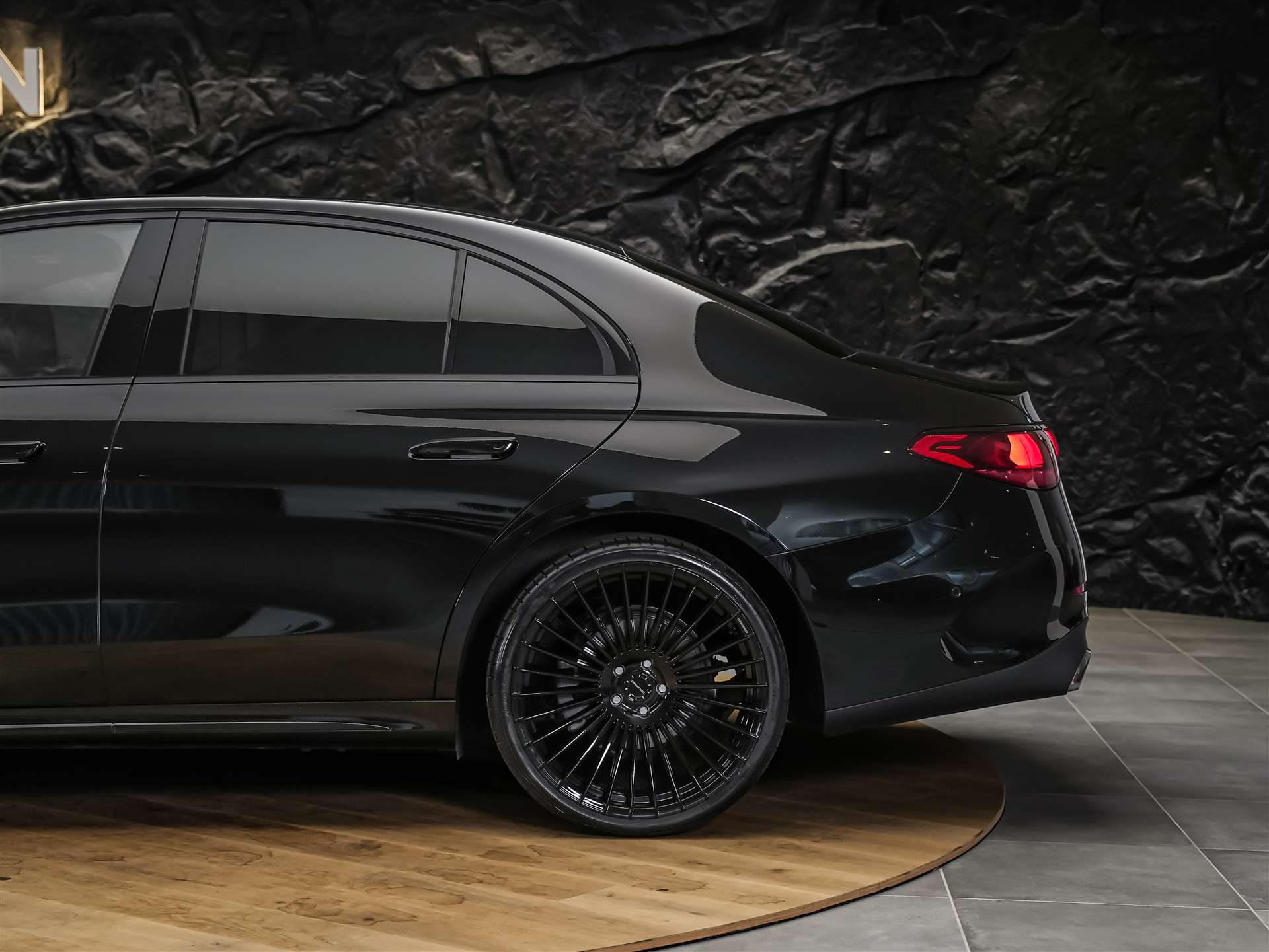 MERCEDES-BENZ E 220 d AMG Line 4Matic 9G-Tronic *21" Felgen*Werksgarantie*Superscreen*-image-17