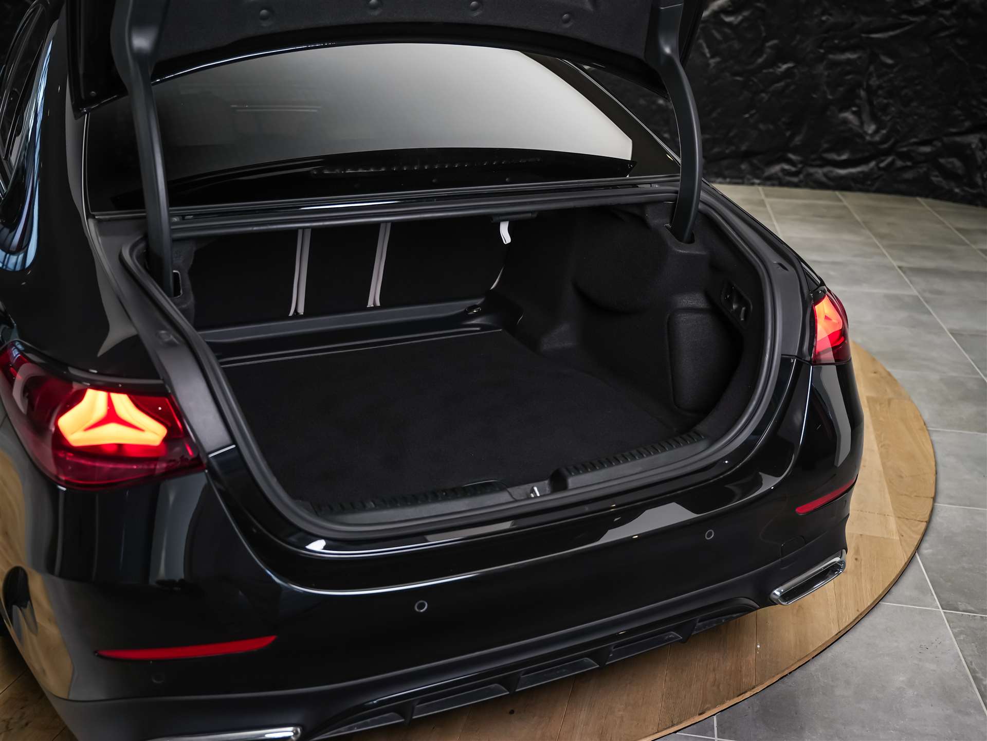 MERCEDES-BENZ E 220 d AMG Line 4Matic 9G-Tronic *21" Felgen*Werksgarantie*Superscreen*-image-43