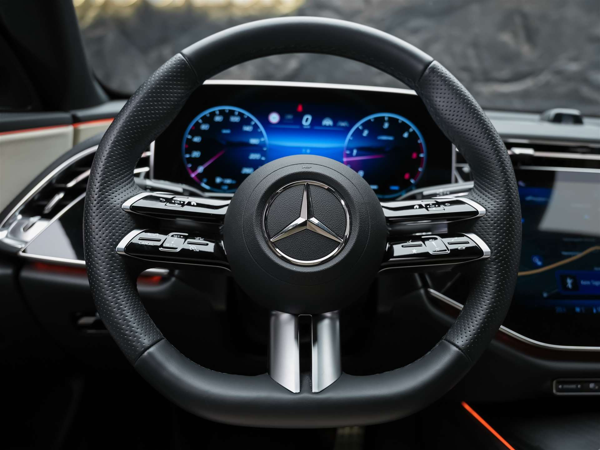 MERCEDES-BENZ E 220 d AMG Line 4Matic 9G-Tronic *21" Felgen*Werksgarantie*Superscreen*-image-27