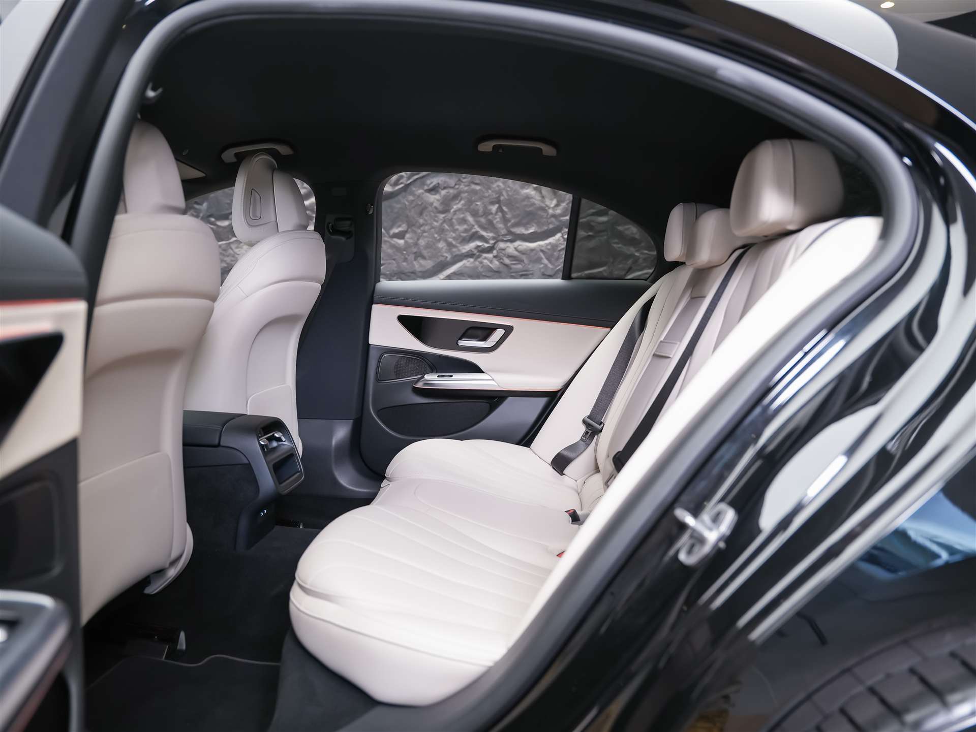 MERCEDES-BENZ E 220 d AMG Line 4Matic 9G-Tronic *21" Felgen*Werksgarantie*Superscreen*-image-12
