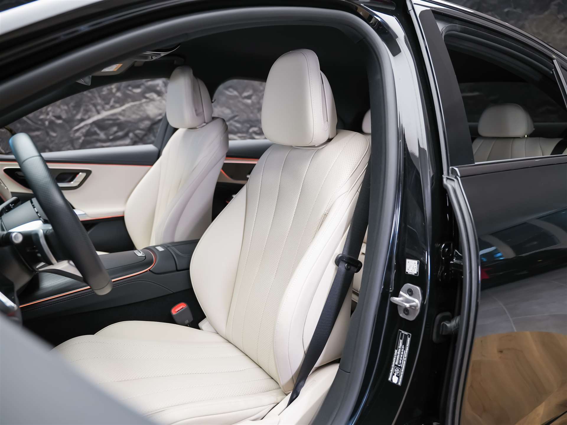 MERCEDES-BENZ E 220 d AMG Line 4Matic 9G-Tronic *21" Felgen*Werksgarantie*Superscreen*-image-9