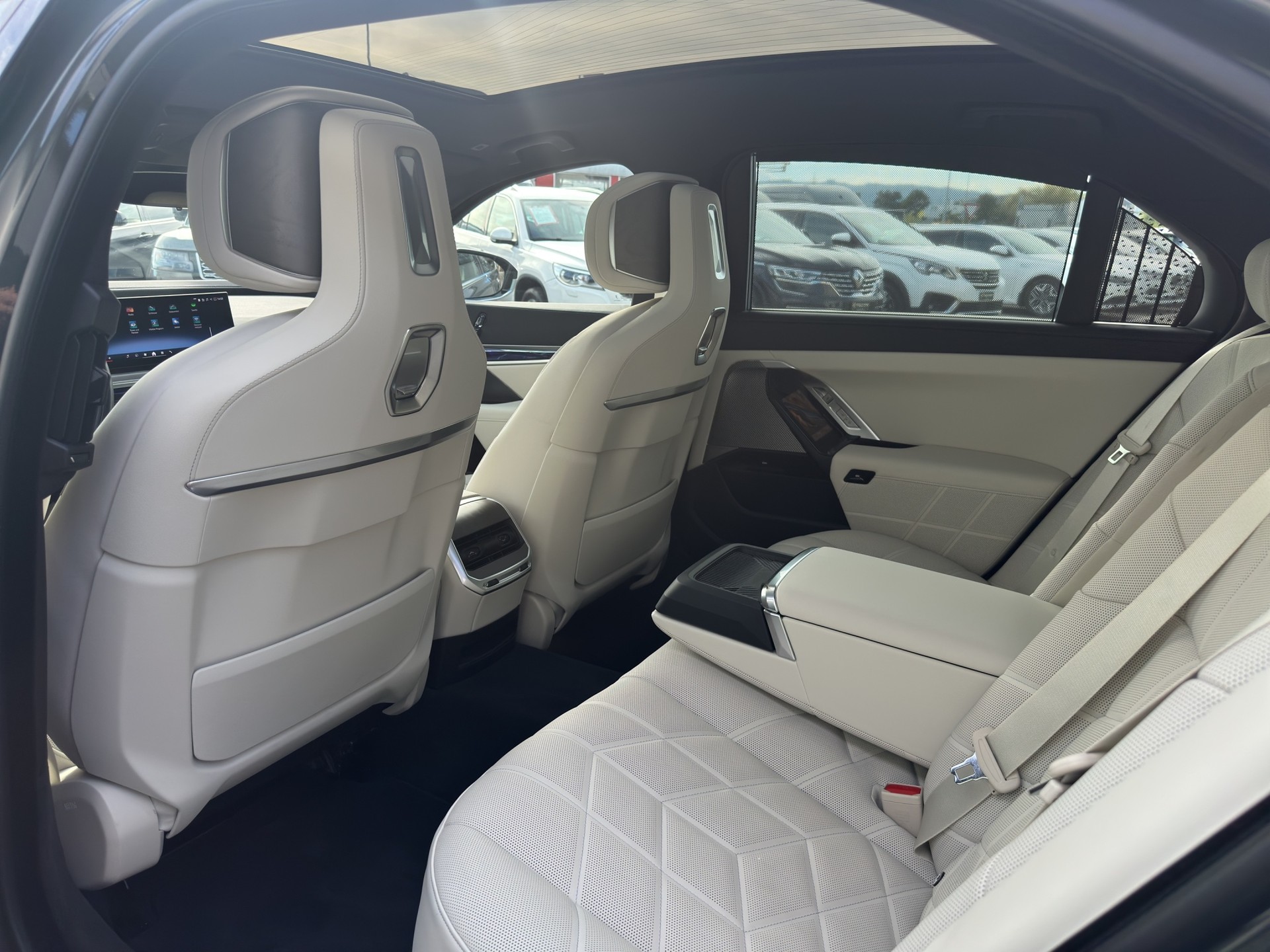 BMW 750e xDrive Steptronic-image-40