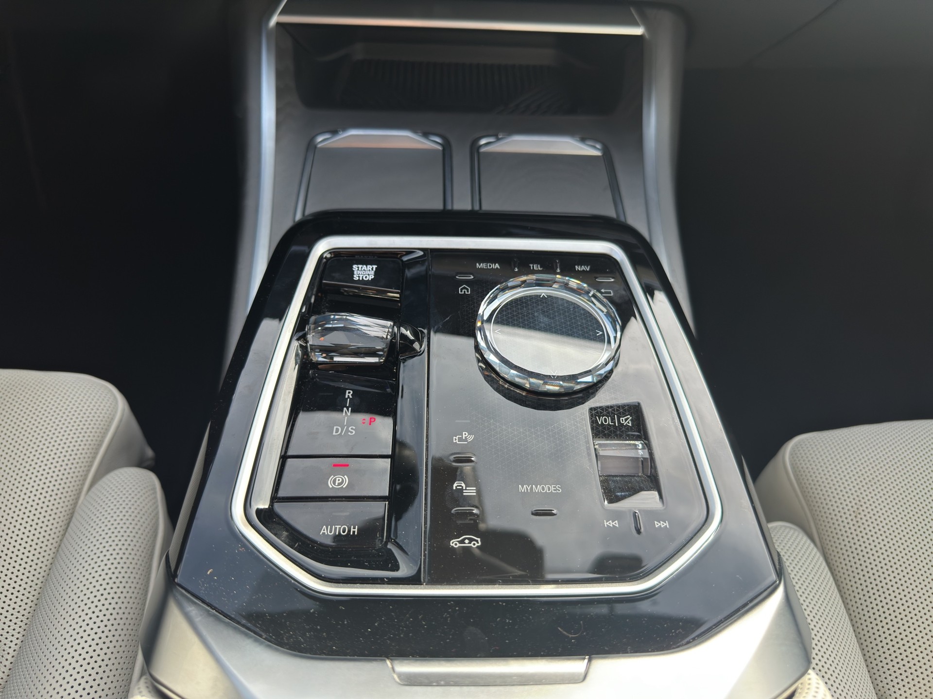 BMW 750e xDrive Steptronic-image-19