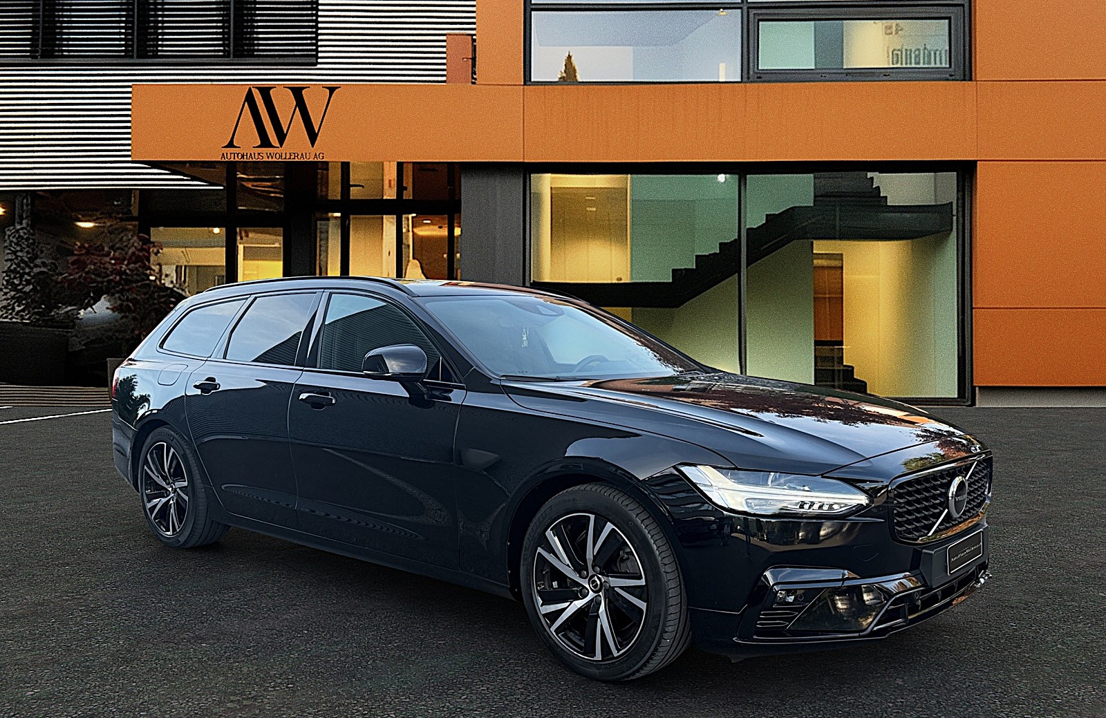 VOLVO V90 2.0 B4 Core-showroom-element-1