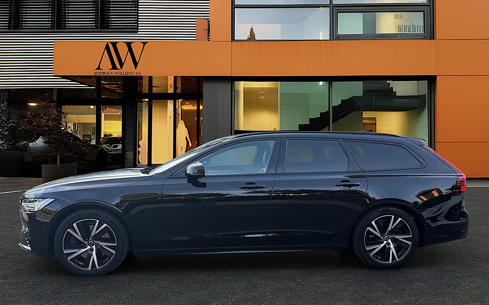 VOLVO V90 2.0 B4 Core-showroom-element-3
