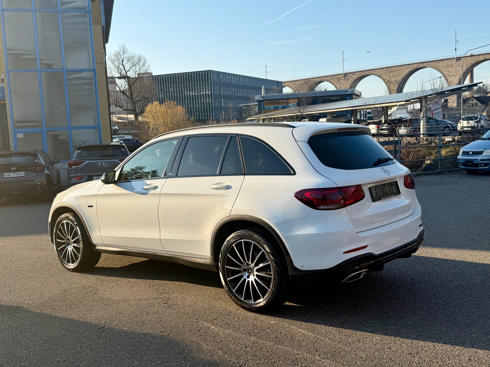 MERCEDES-BENZ GLC 300 e AMG Line 4Matic 9G-Tronic-image-6