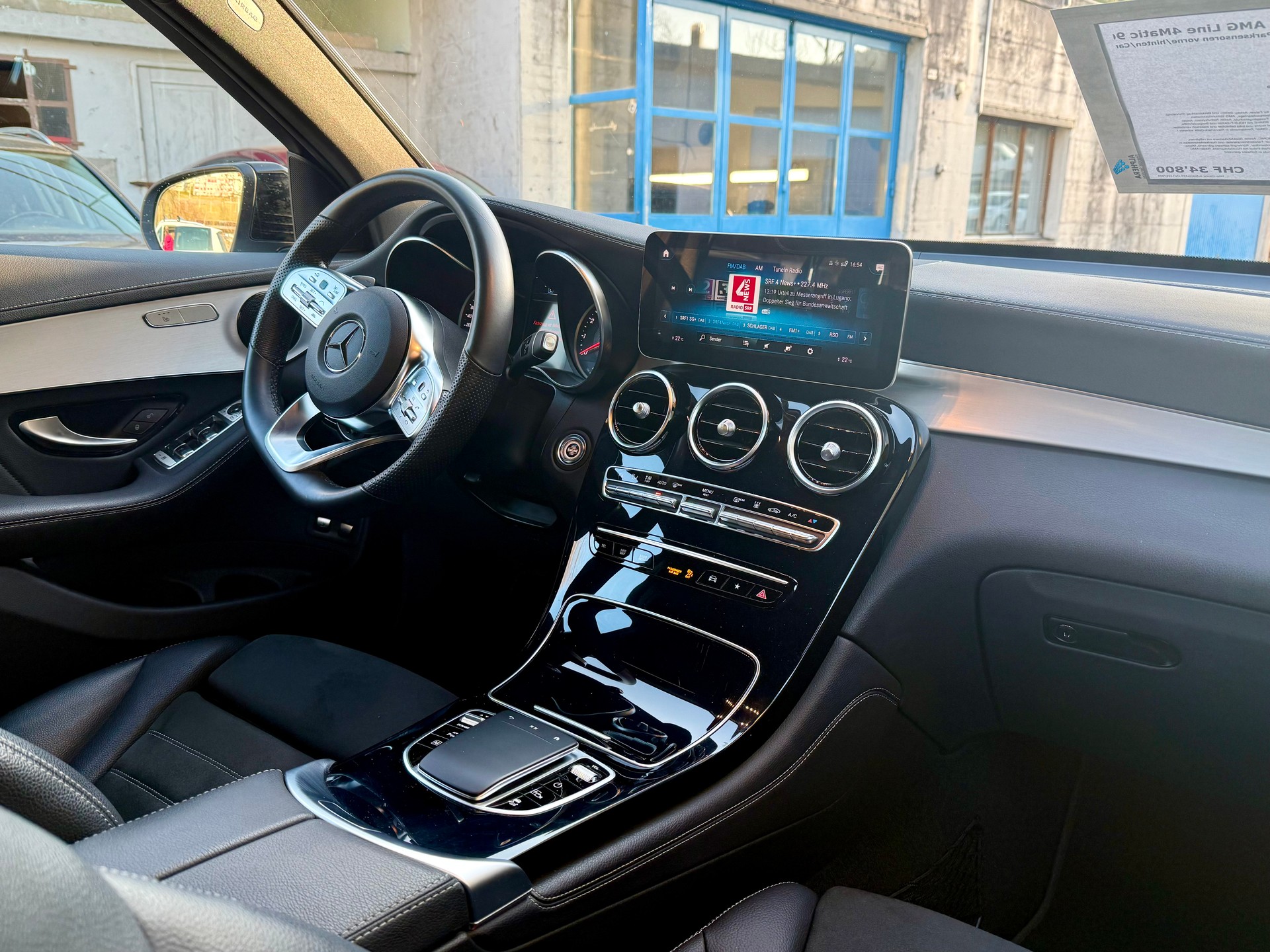 MERCEDES-BENZ GLC 300 e AMG Line 4Matic 9G-Tronic-image-10