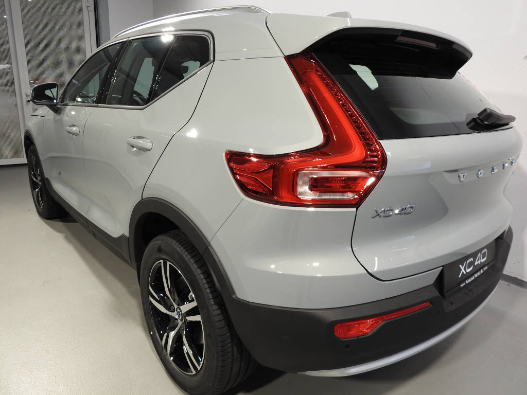 VOLVO XC40 2.0 B3 MH Core-showroom-element-3