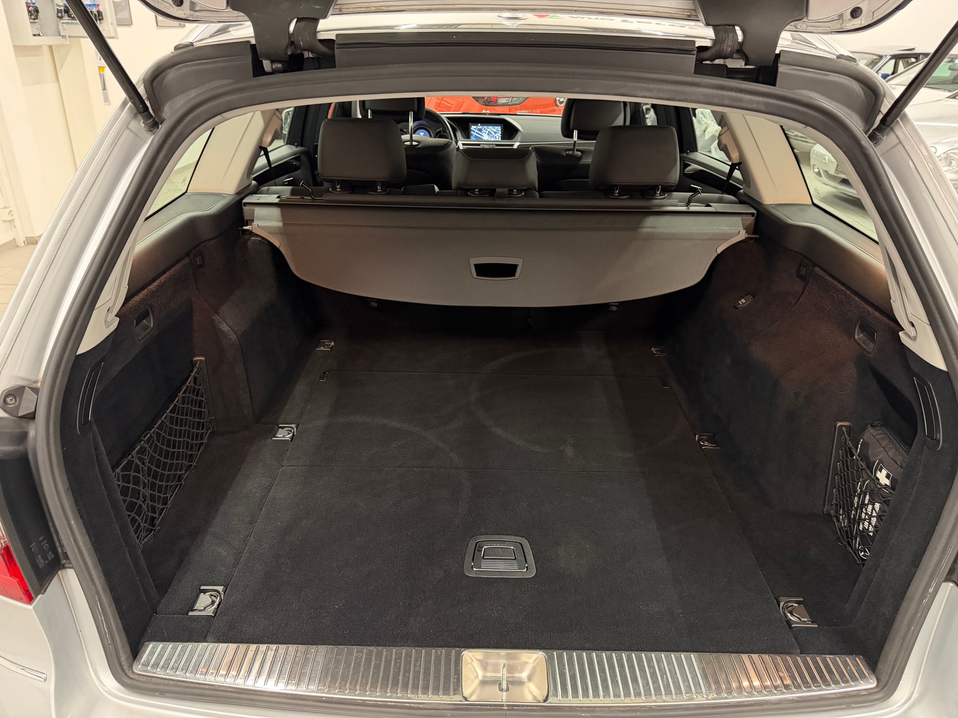 MERCEDES-BENZ E 250 CDI BlueEfficiency Avantgarde Automatic-image-19