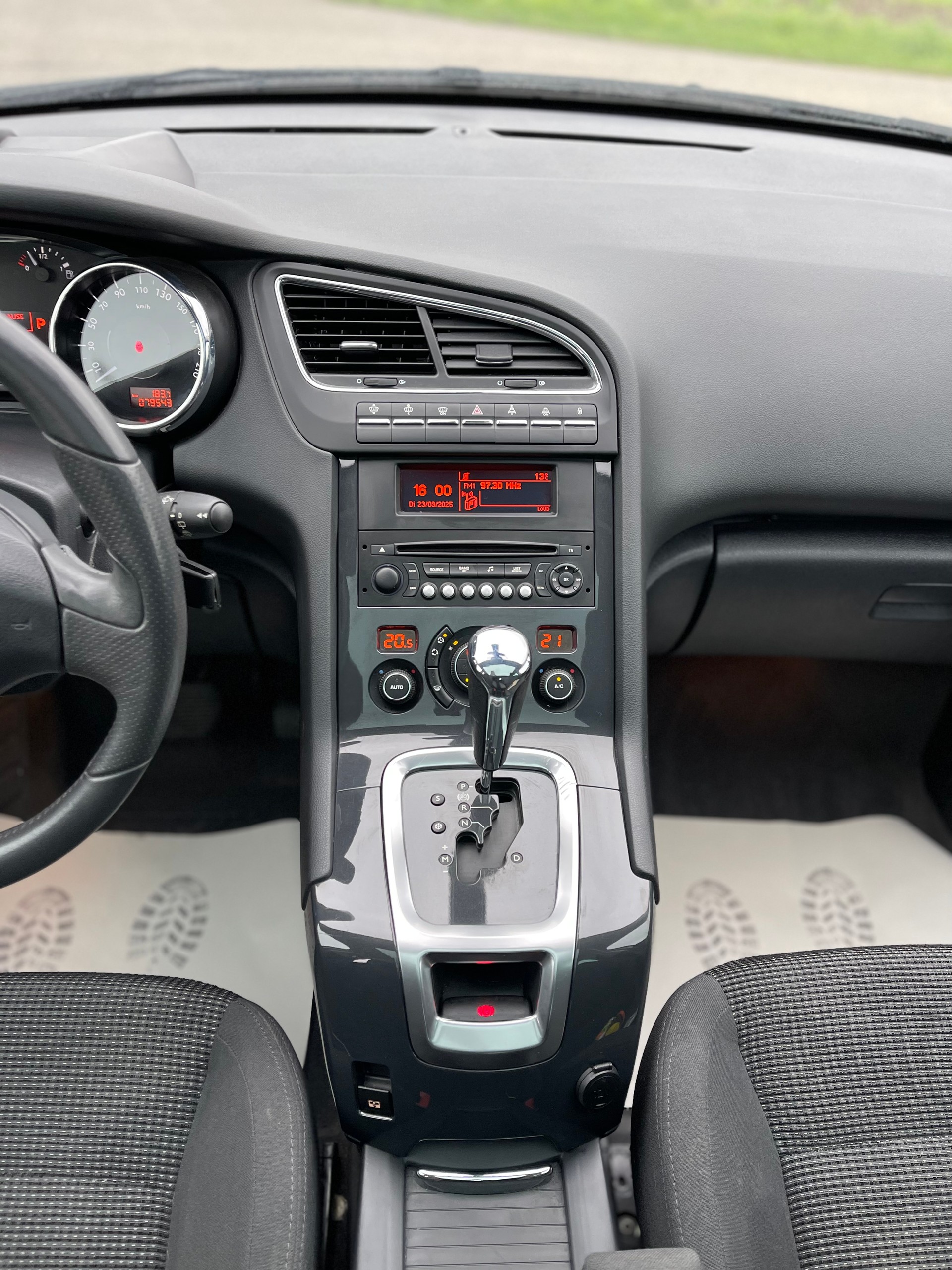 PEUGEOT 5008 1.6 16V T Sport Pack Automatic-image-11