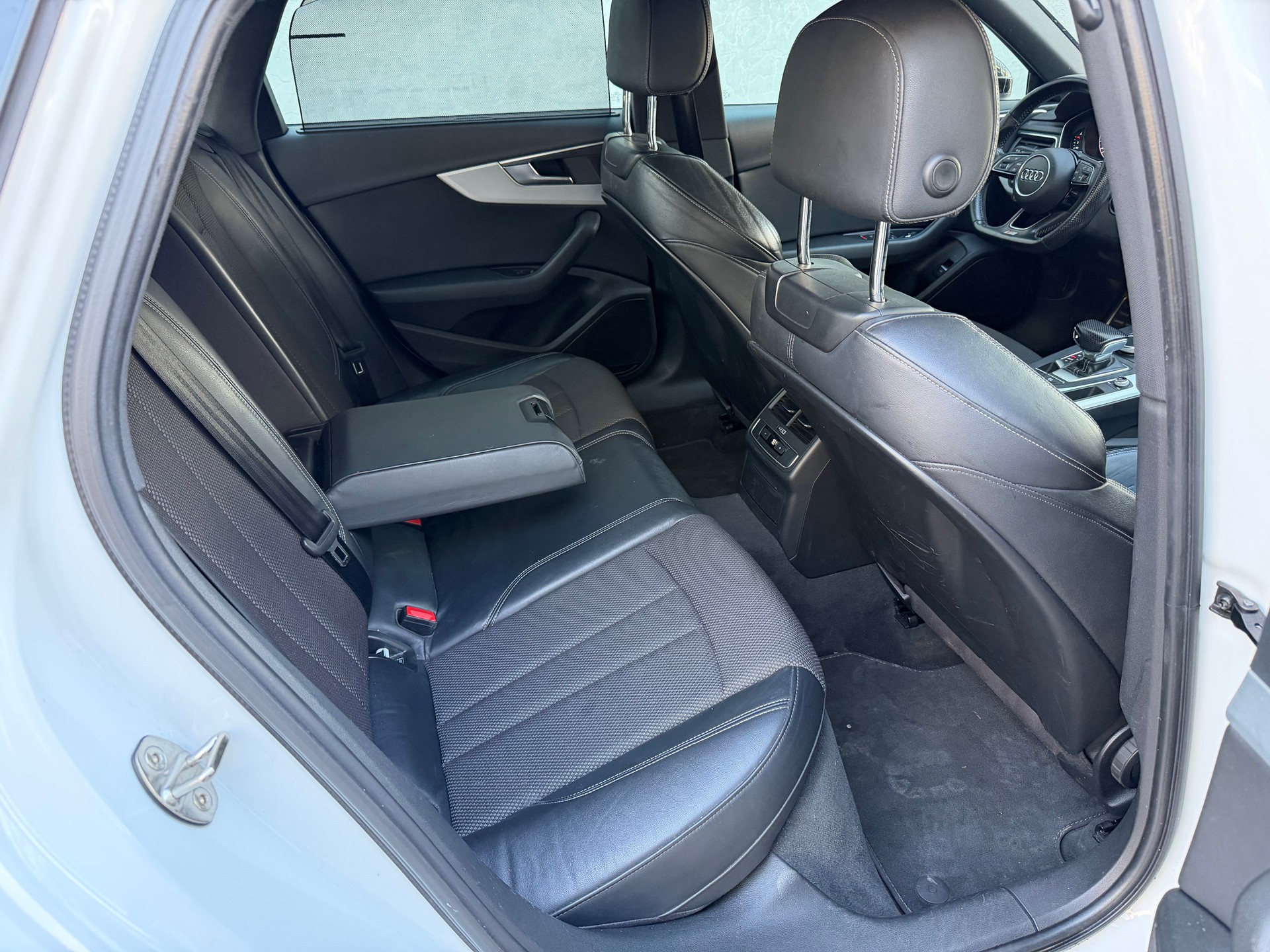 AUDI A4 Limousine 2.0 TDI Sport S-tronic-image-11