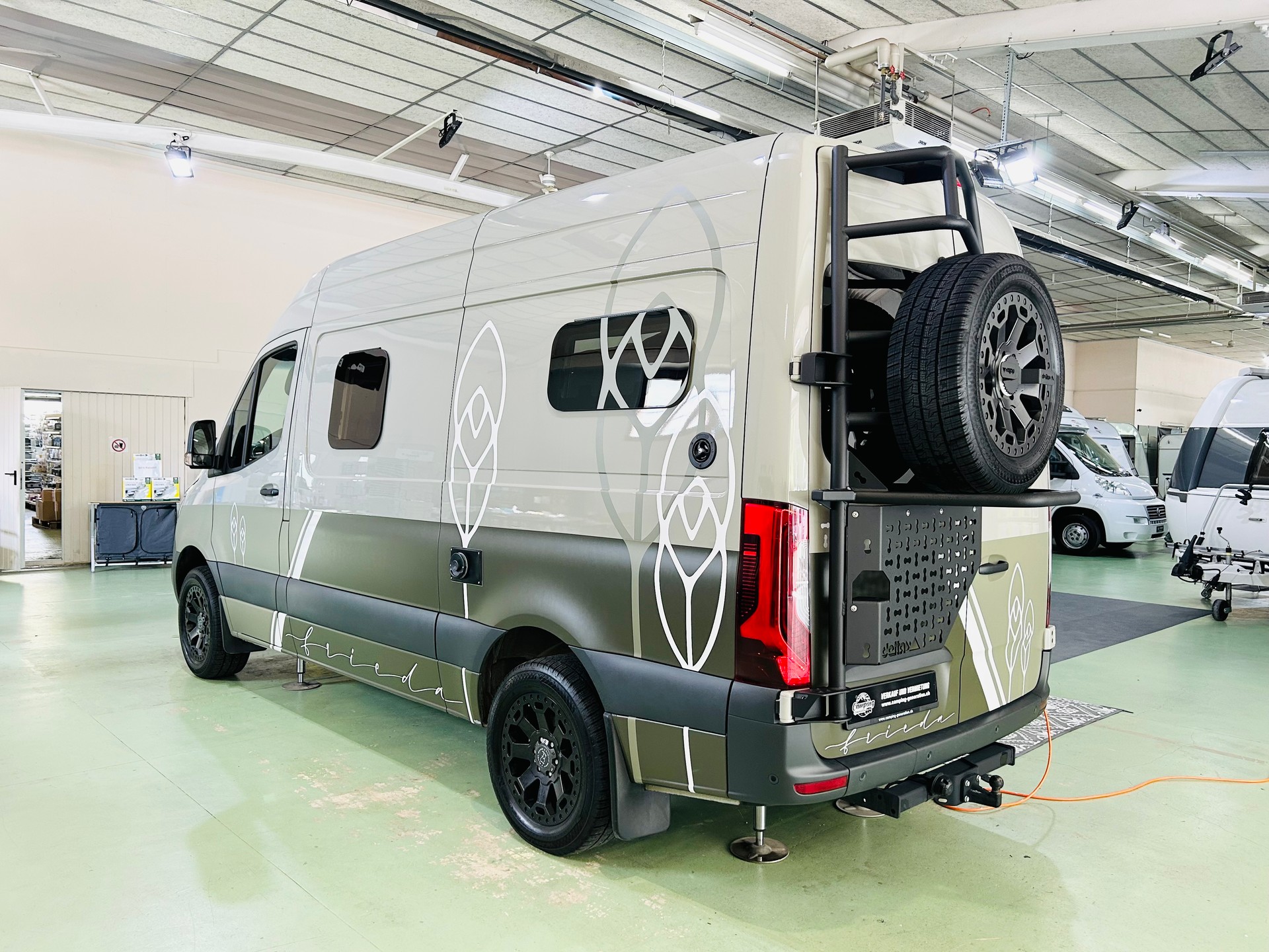 MERCEDES-BENZ Budfellas-showroom-element-2