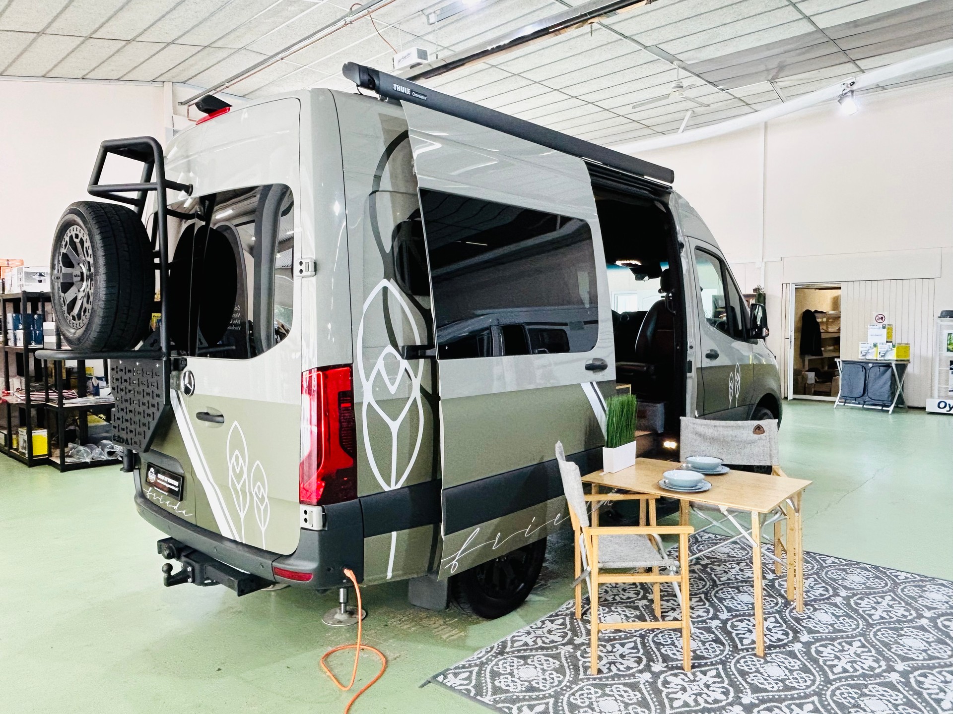 MERCEDES-BENZ Budfellas-showroom-element-3