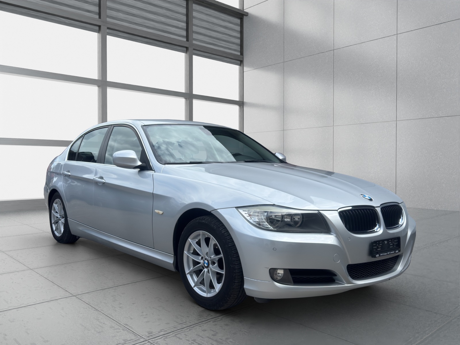 BMW 318i Dynamic Edition-image-6