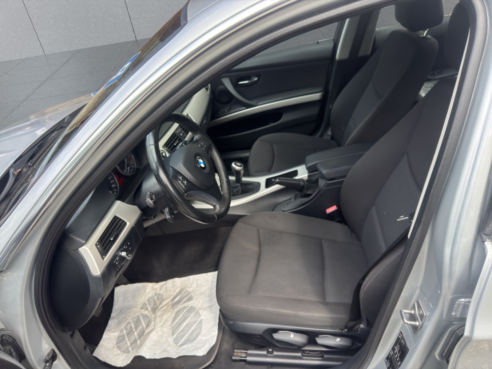 BMW 318i Dynamic Edition-image-10