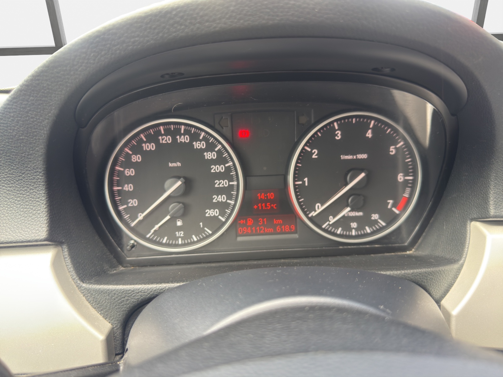 BMW 318i Dynamic Edition-image-8