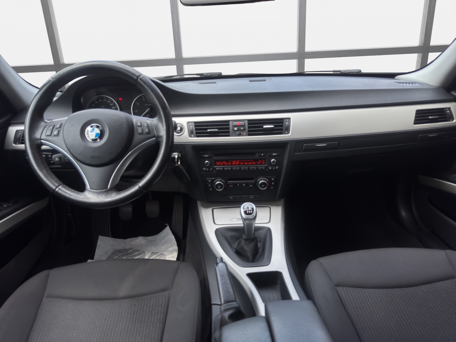 BMW 318i Dynamic Edition-image-12
