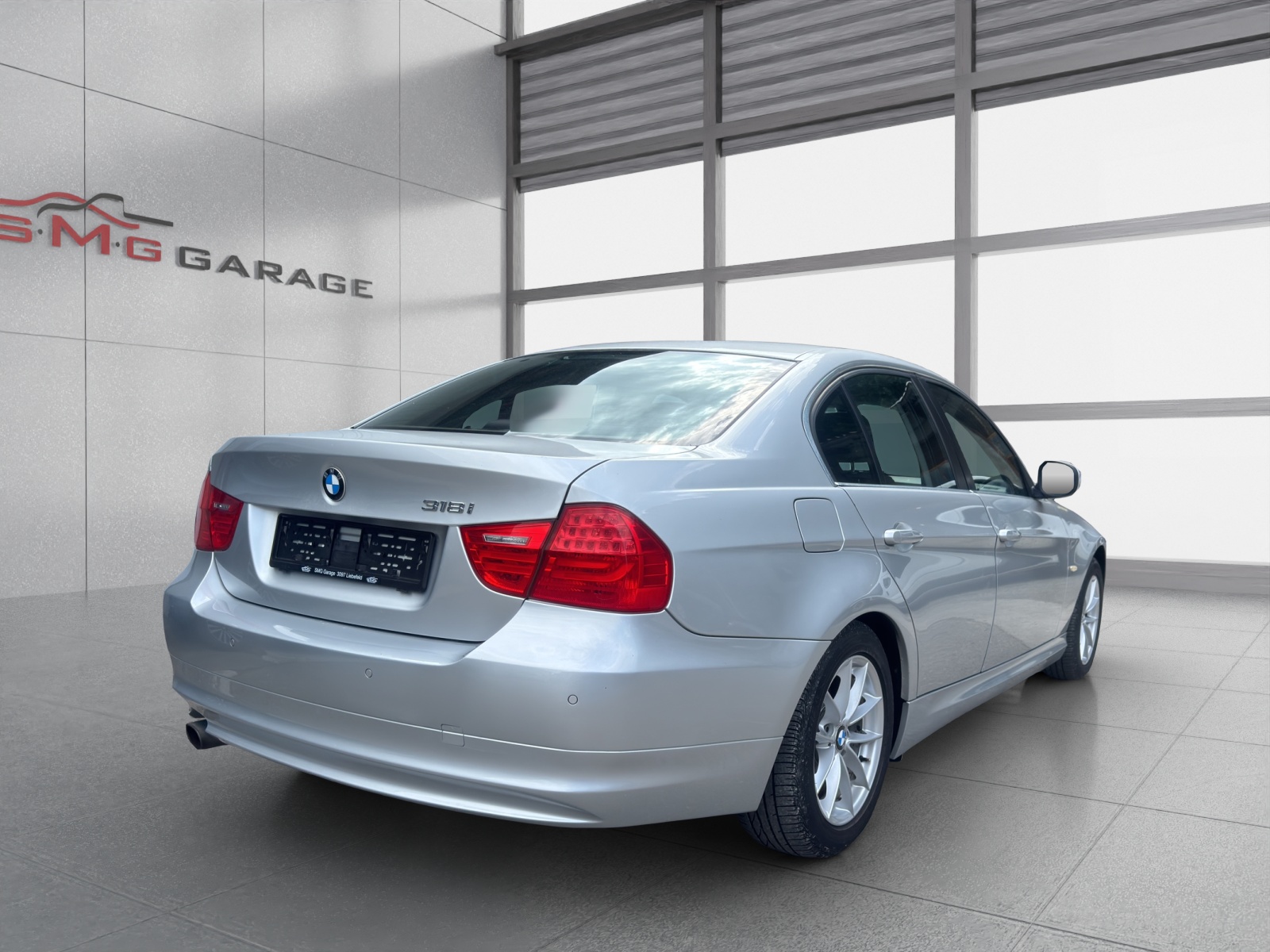 BMW 318i Dynamic Edition-image-4