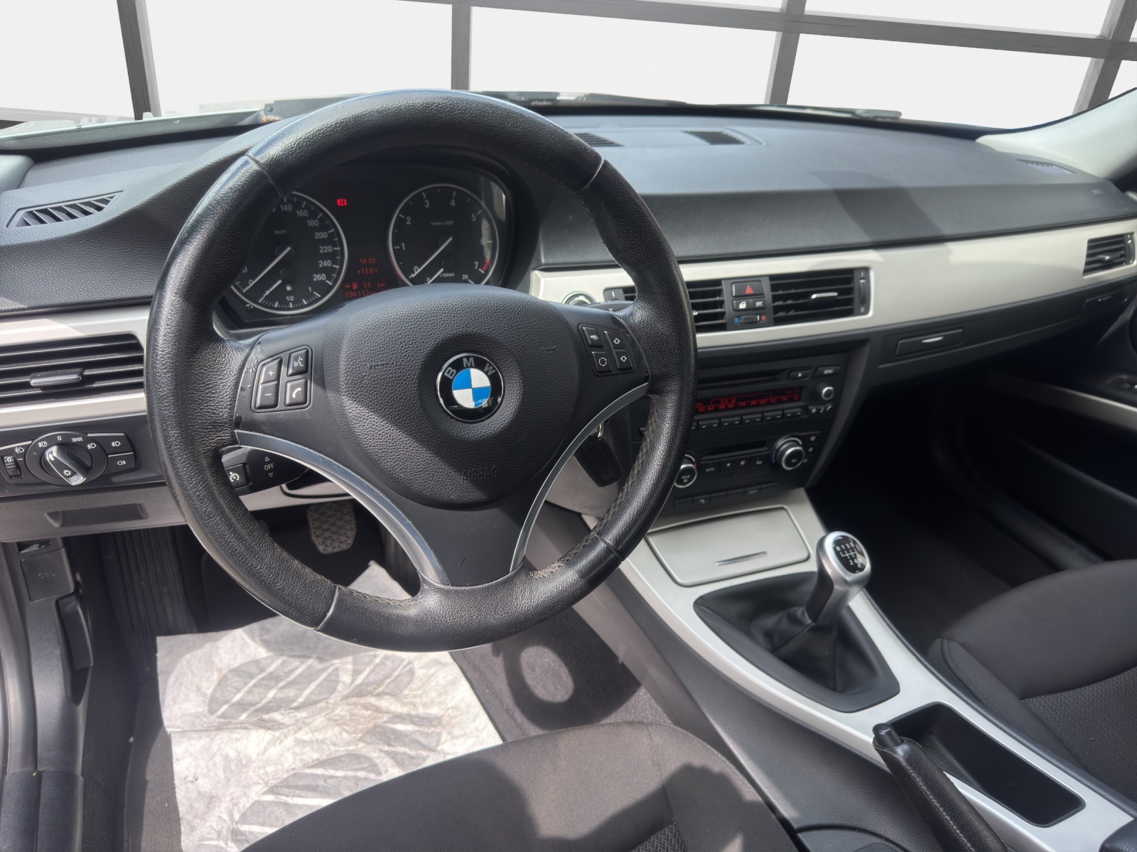 BMW 318i Dynamic Edition-image-11