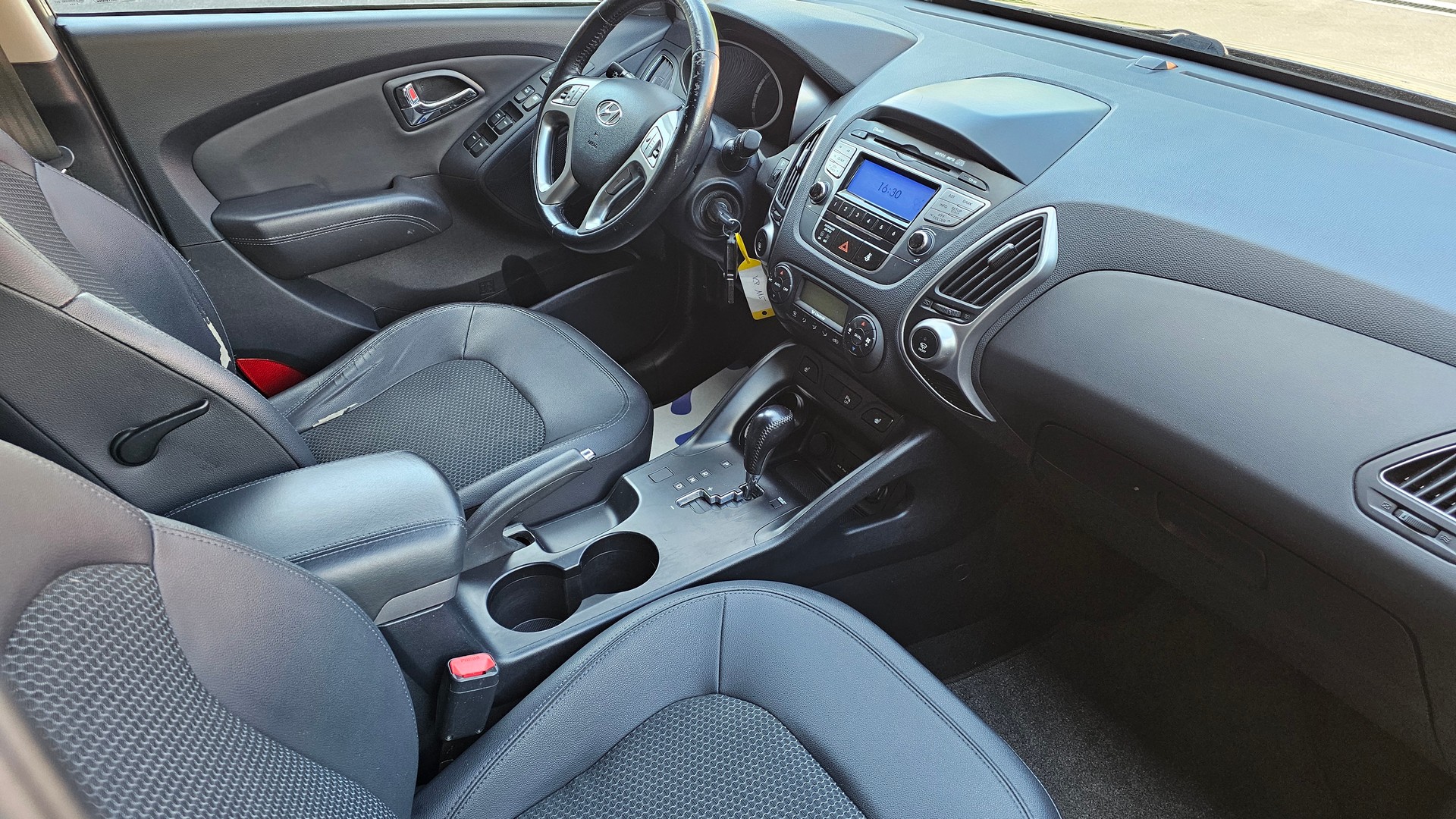 HYUNDAI iX 35 2.0 Premium 4WD Automatic-image-12