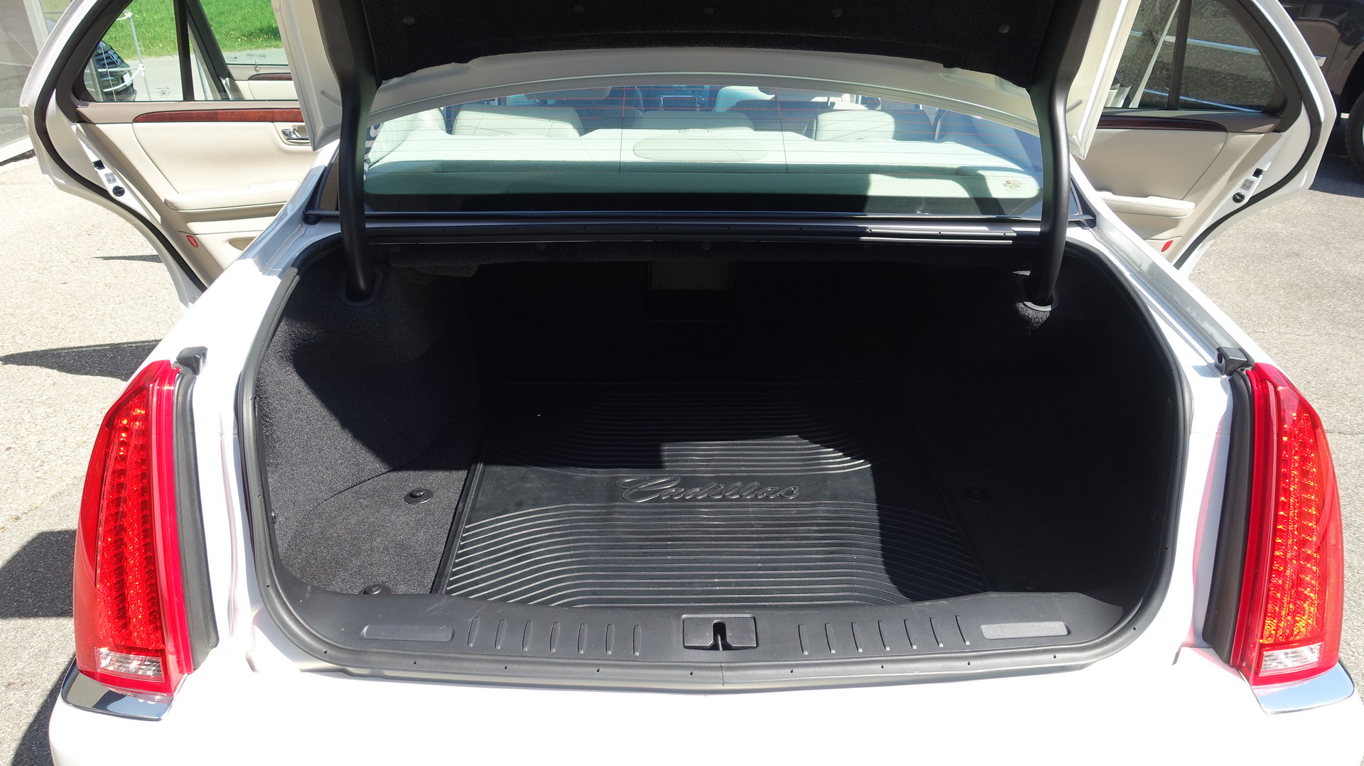 CADILLAC DTS-image-14