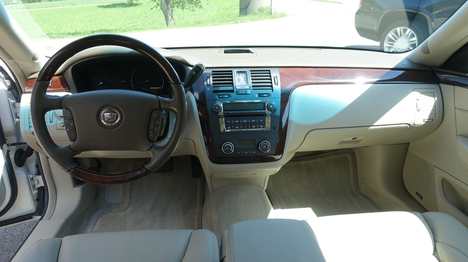 CADILLAC DTS-image-10