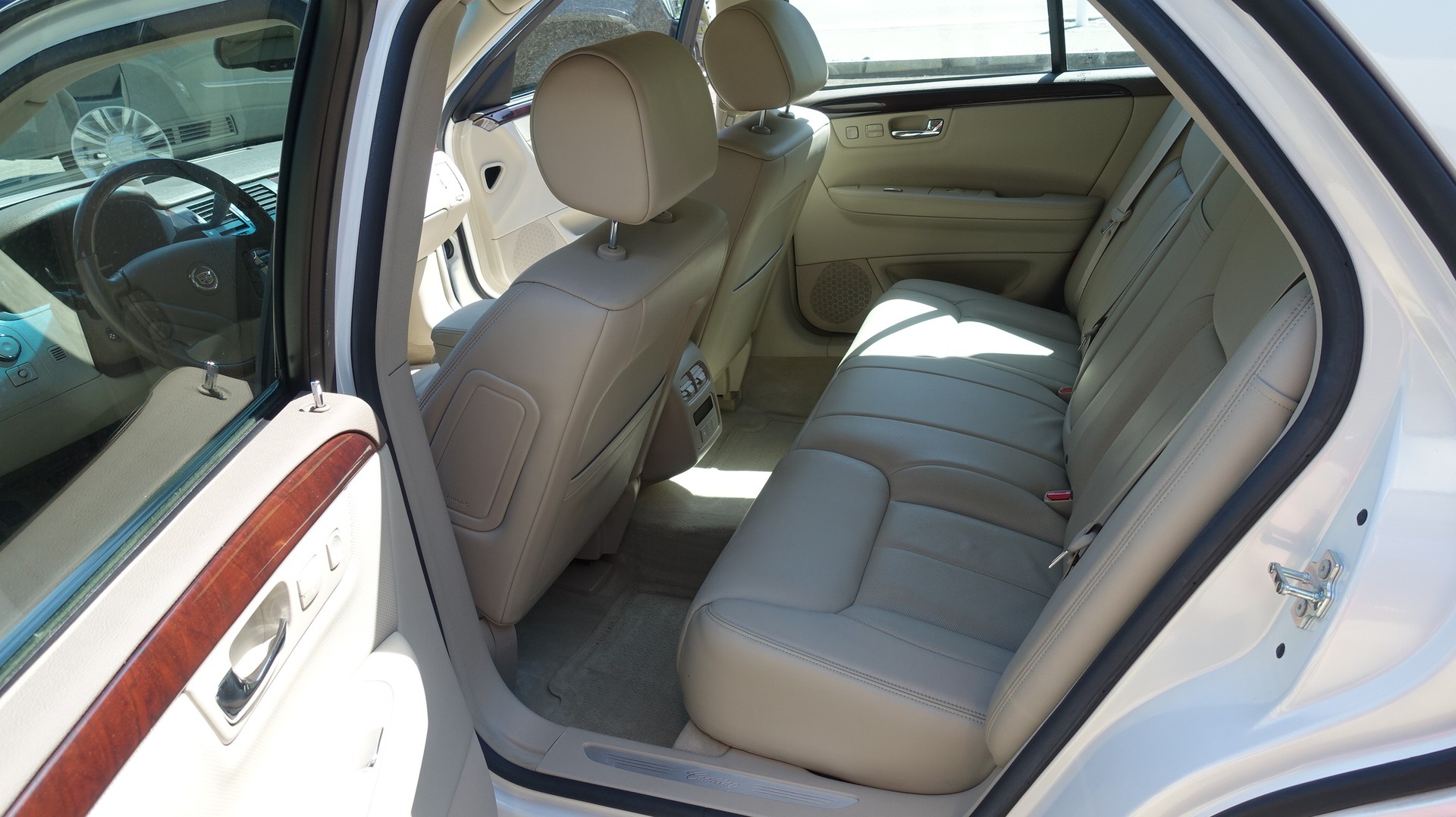 CADILLAC DTS-image-12