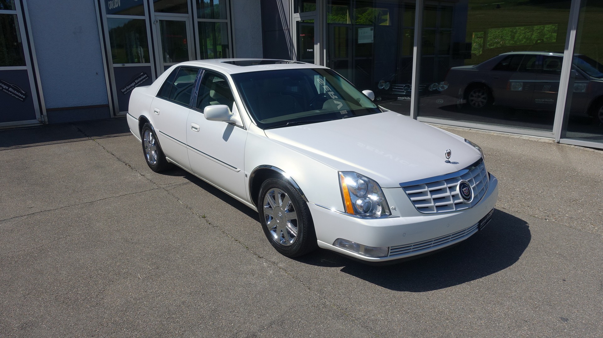 CADILLAC DTS-image-1