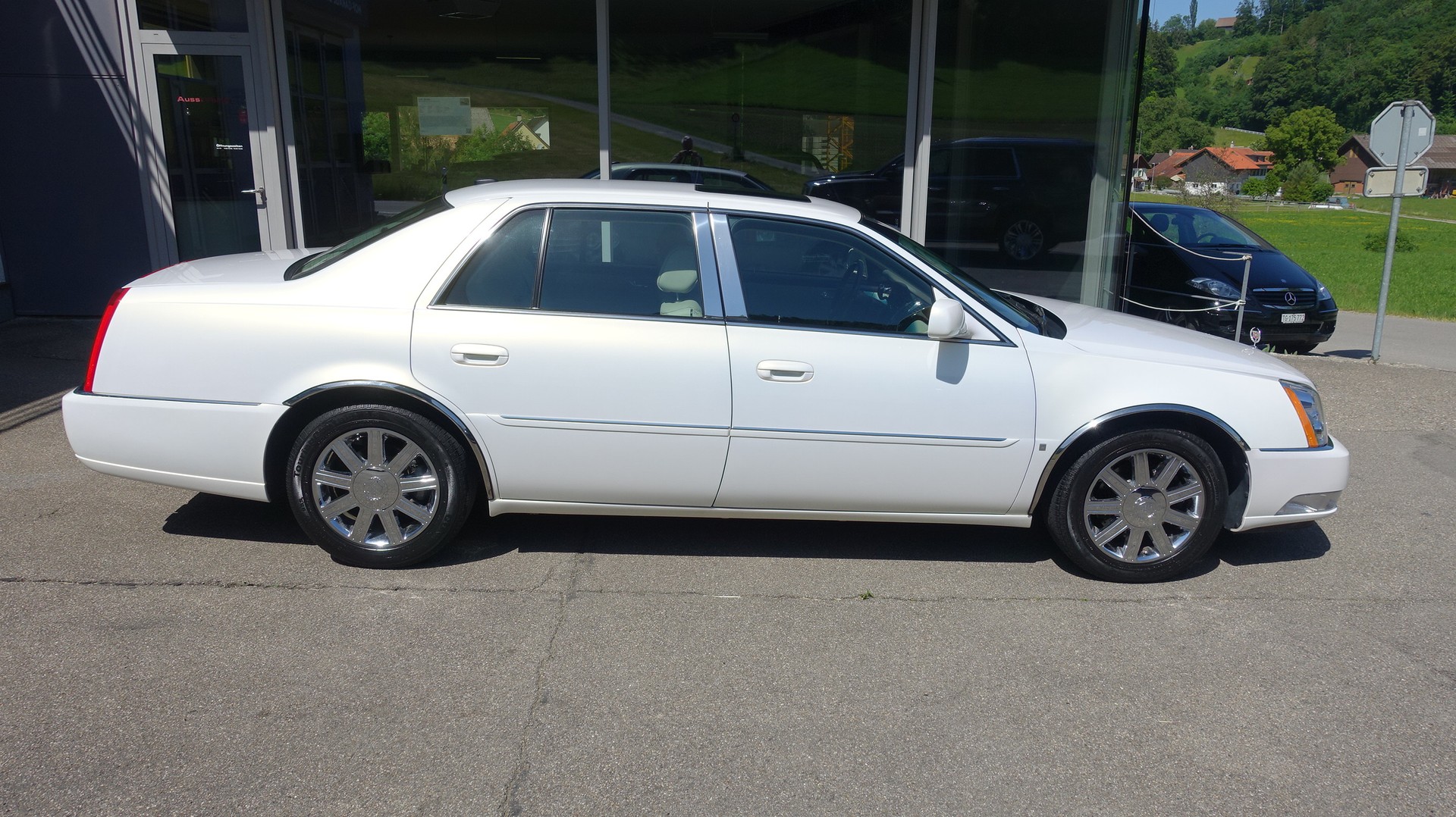 CADILLAC DTS-image-8