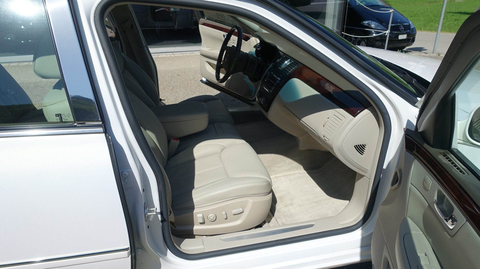 CADILLAC DTS-image-11