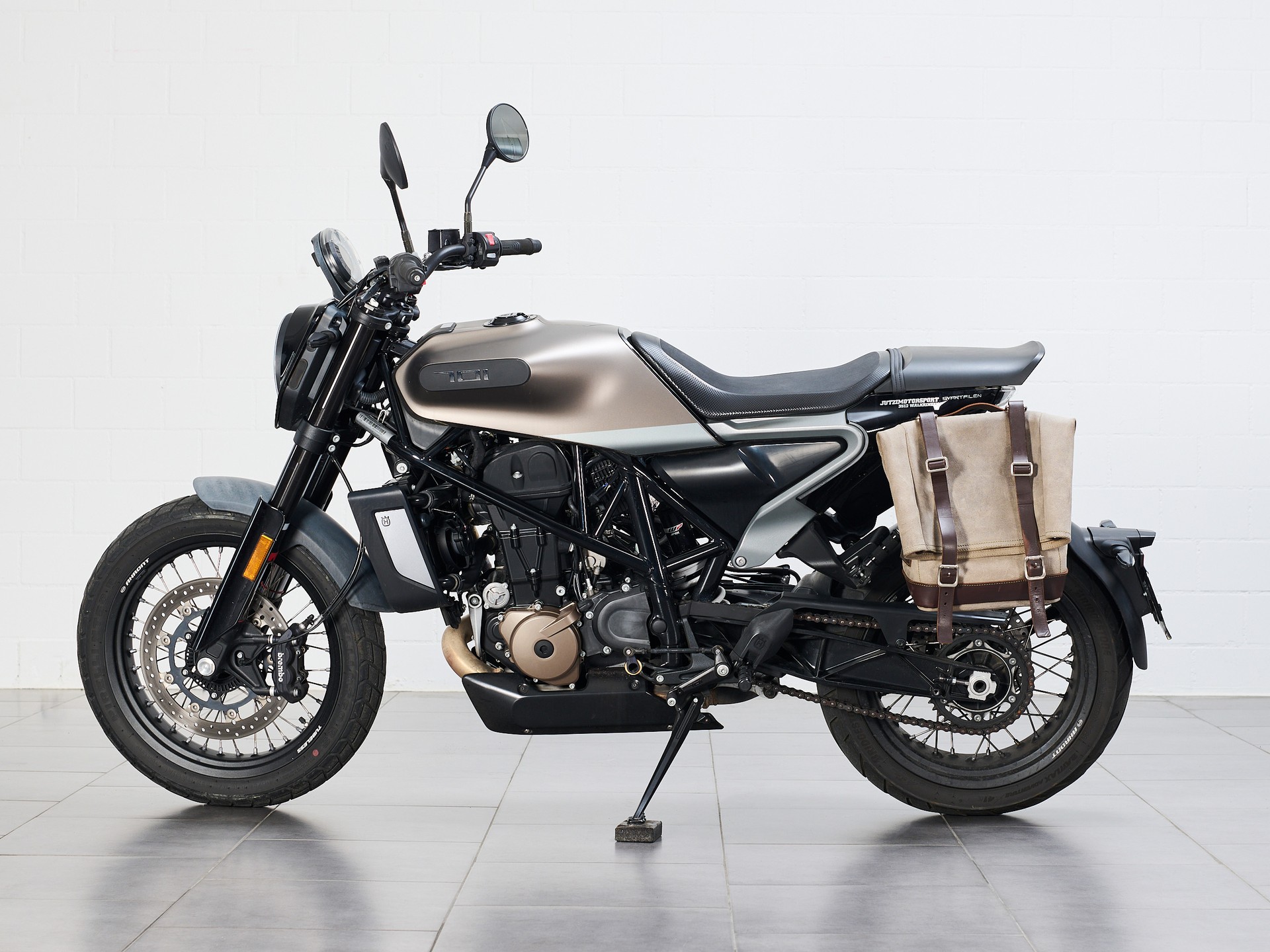 HUSQVARNA Svartpilen 701-image-2