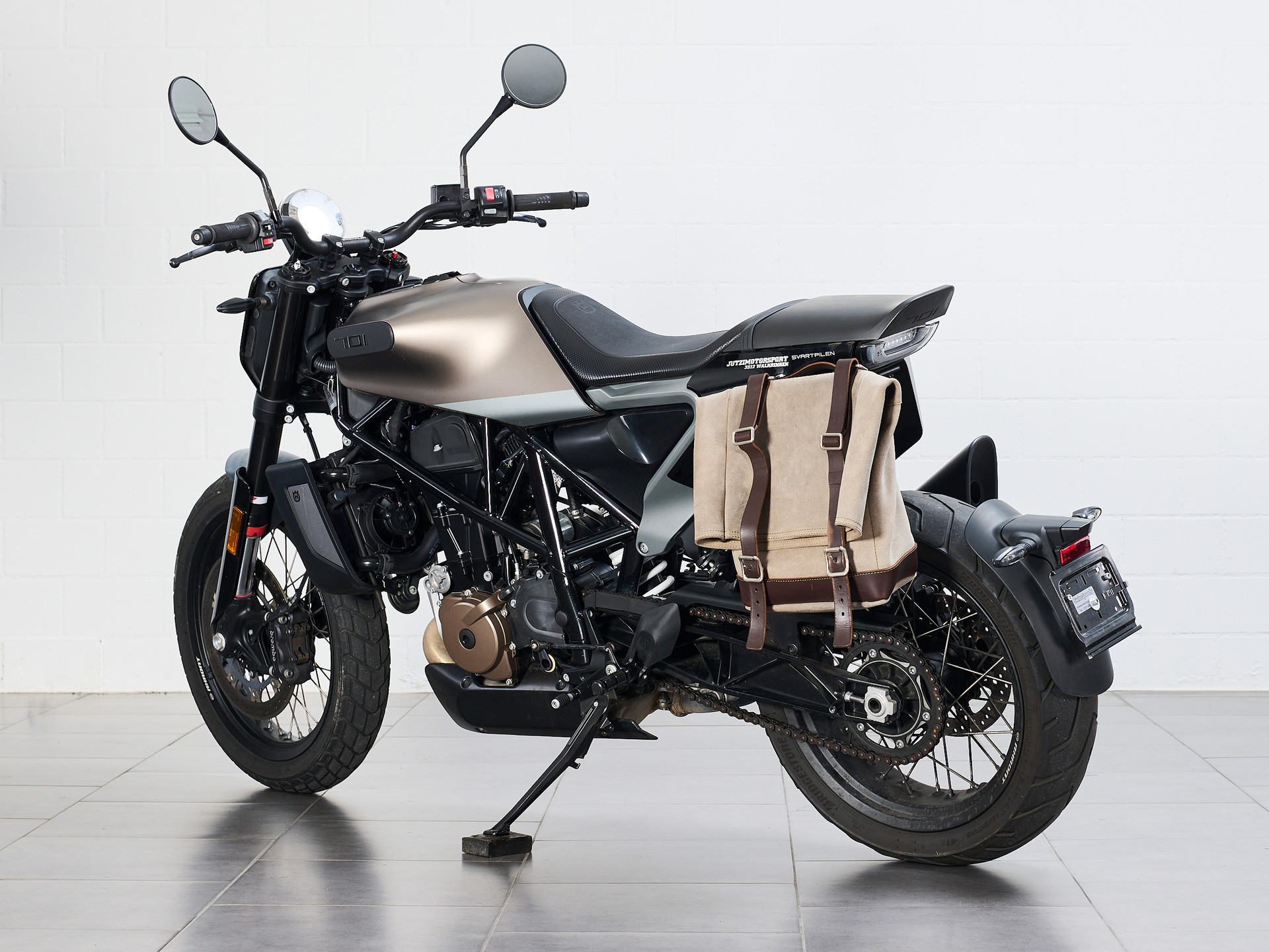 HUSQVARNA Svartpilen 701-image-3
