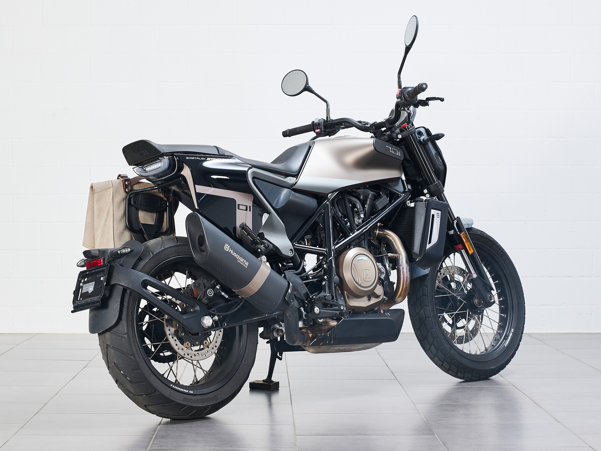 HUSQVARNA Svartpilen 701-image-4